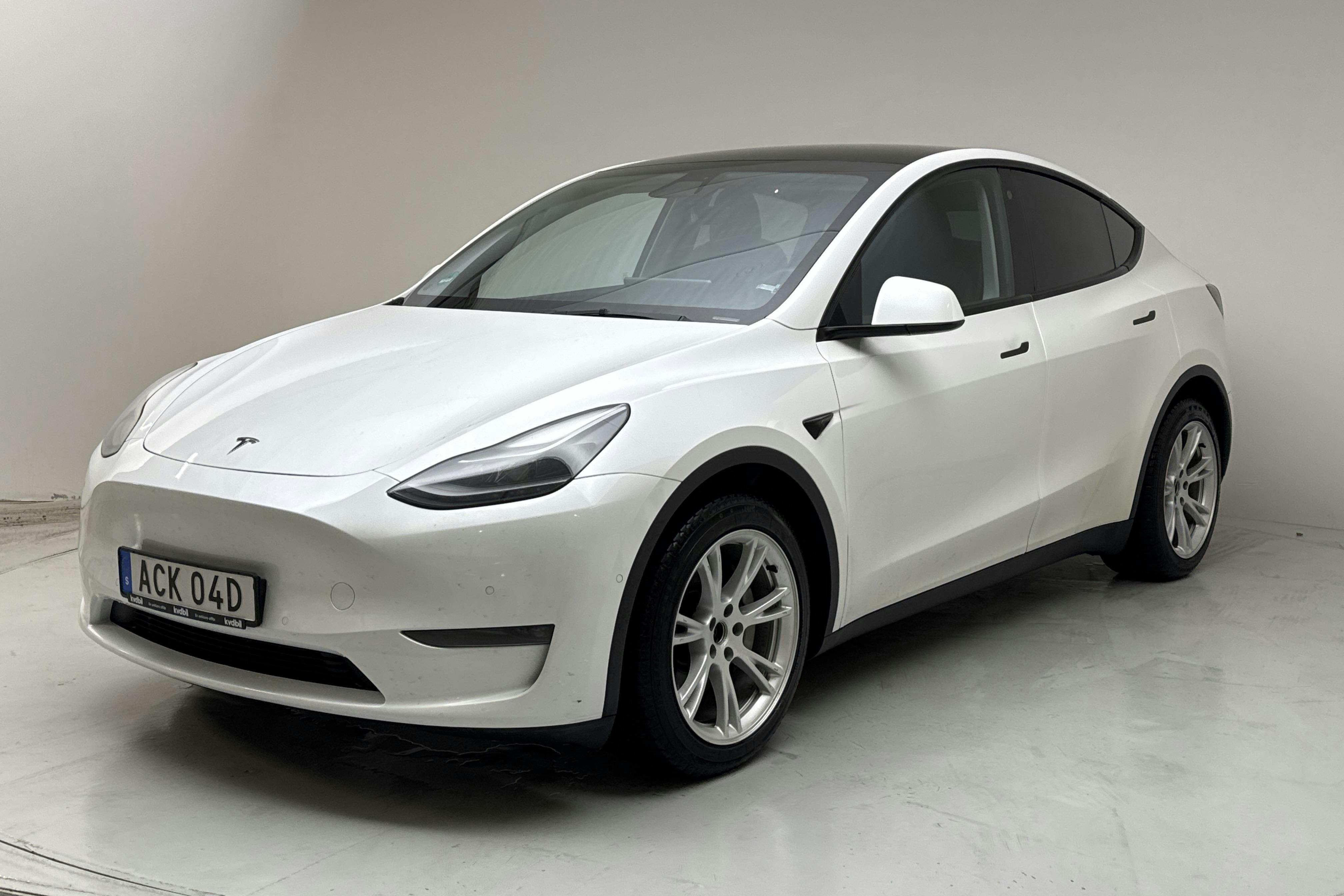 Presentation photo 1 of 20: Tesla Model Y Long Range Dual Motor AWD - 125 110 km - Automatic - white - 2022