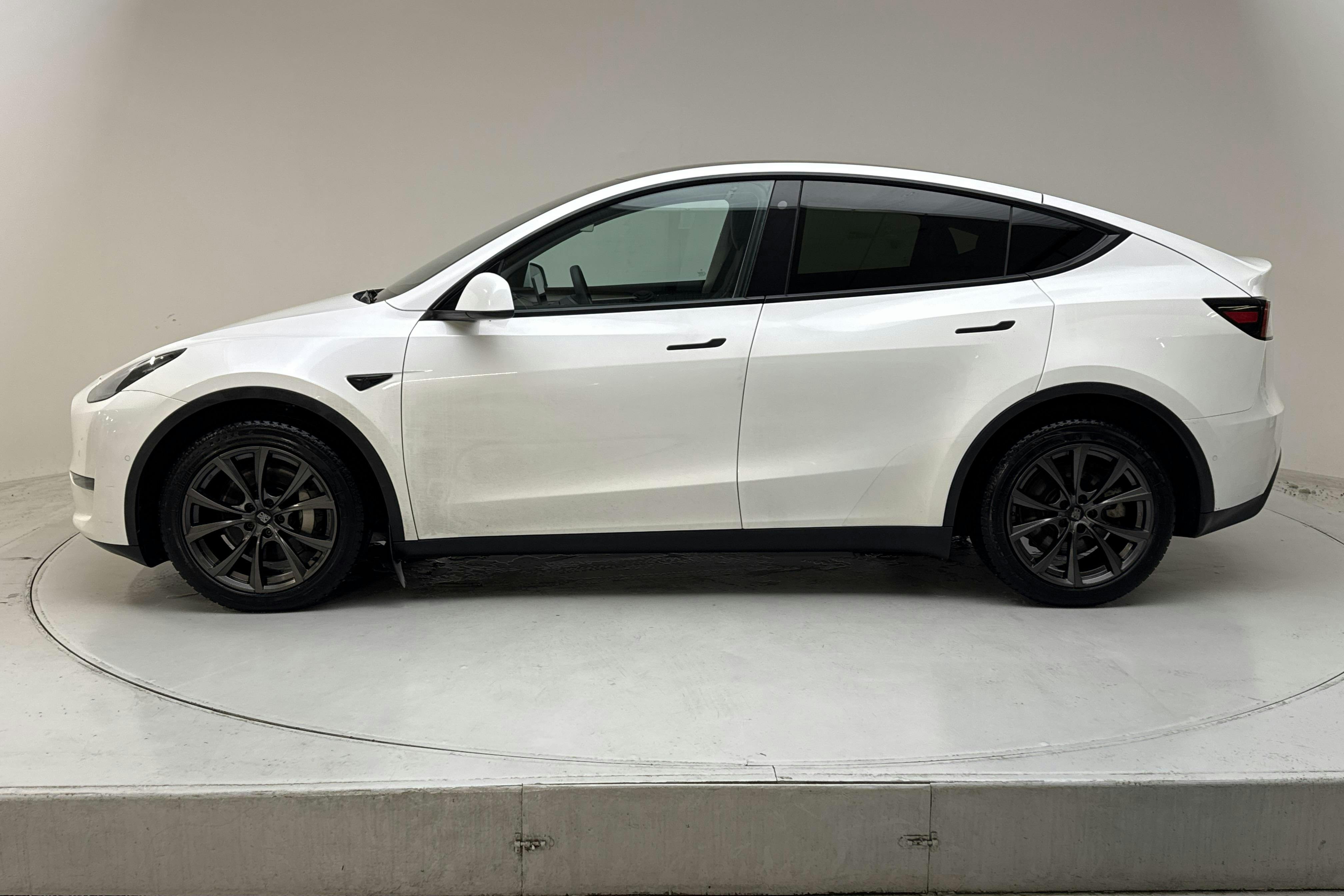 Presentation photo 2 of 19: Tesla Model Y Long Range Dual Motor AWD - 155 030 km - Automatic - white - 2022