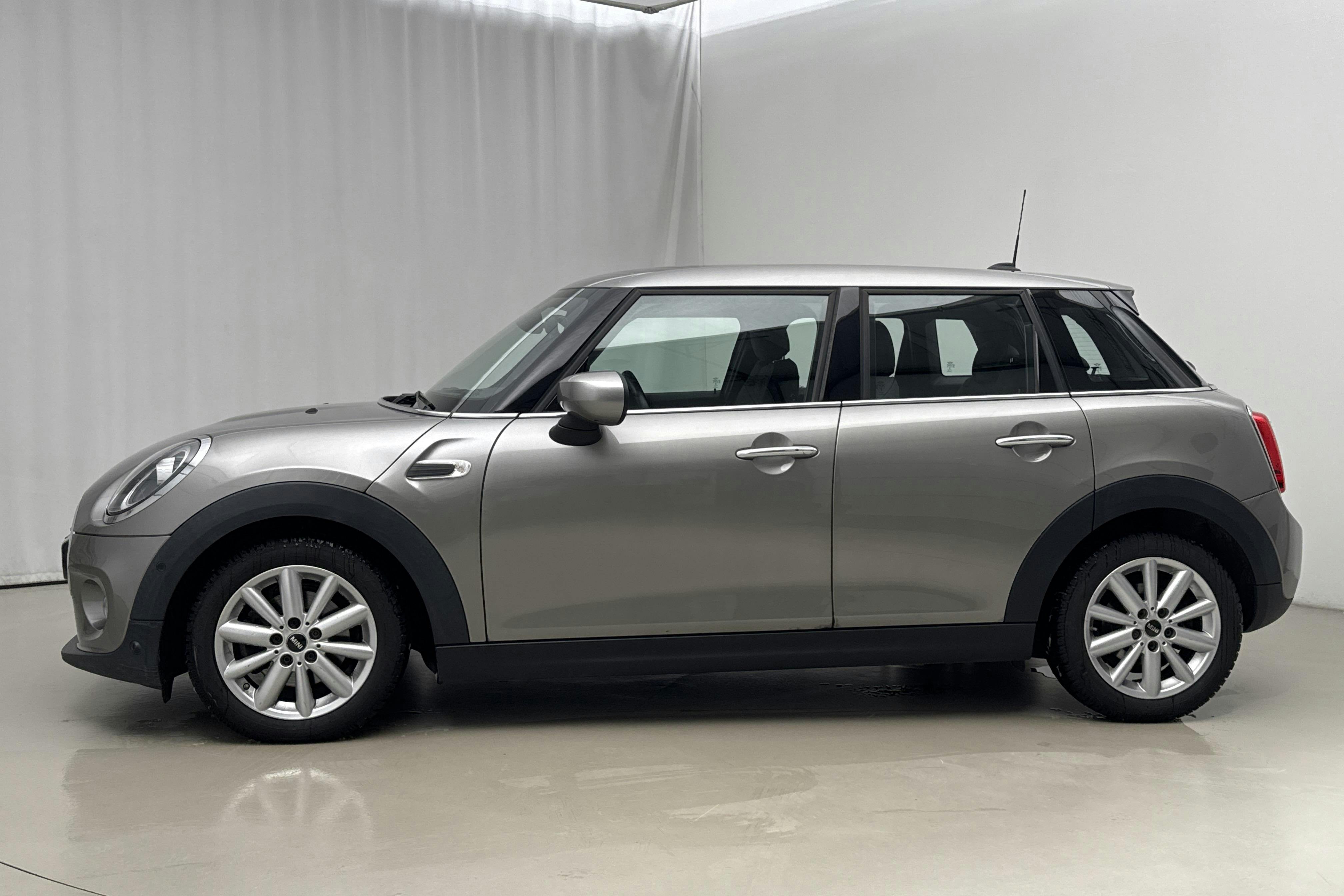 Presentation photo 2 of 14: MINI Cooper 5dr  (136hk) - 33 690 km - Automatic - Dark Grey - 2020