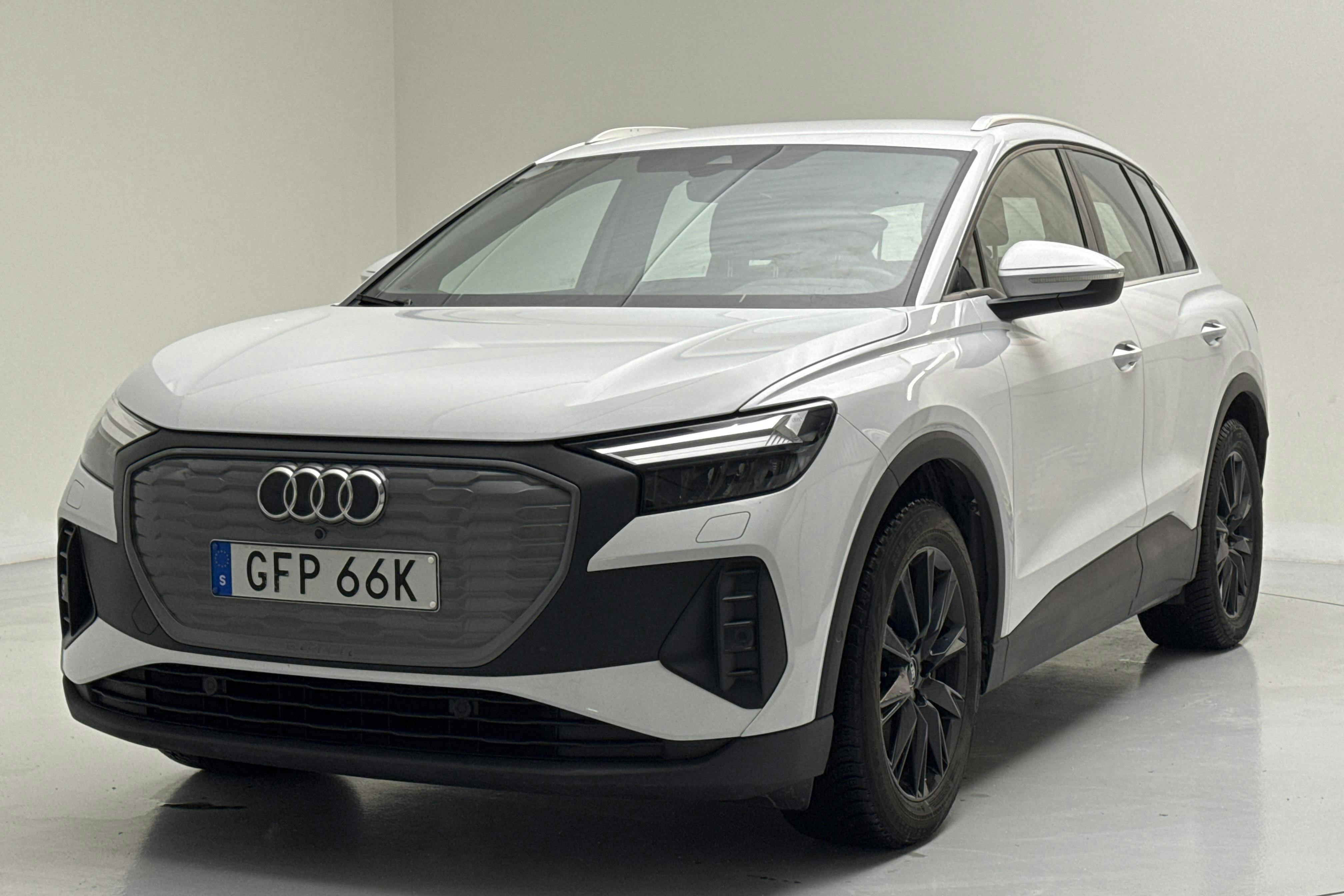 Præsentationsfoto 1 af 17: Audi Q4 45 e-tron quattro 77kWh (265hk) - 153 430 kilometer - Salgsautomat - Hvid - 2023