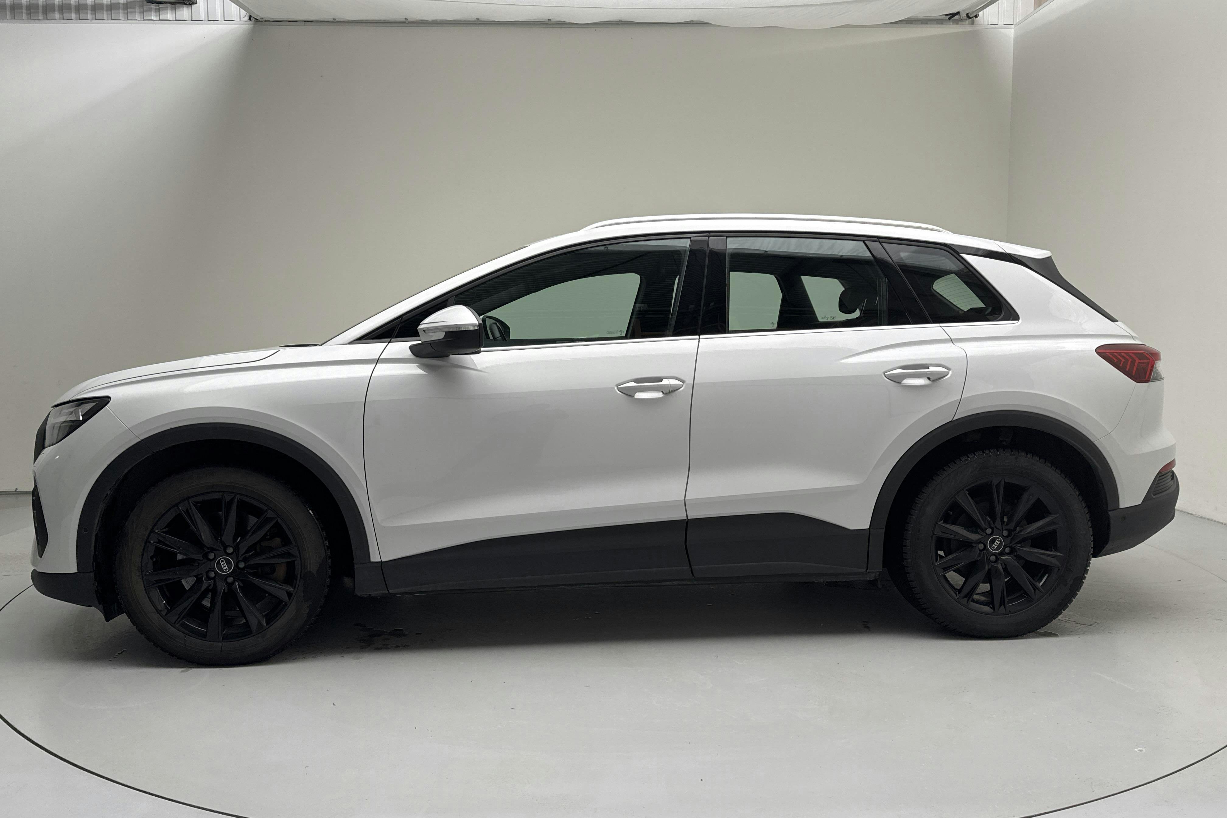 Præsentationsfoto 2 af 17: Audi Q4 45 e-tron quattro 77kWh (265hk) - 153 430 kilometer - Salgsautomat - Hvid - 2023