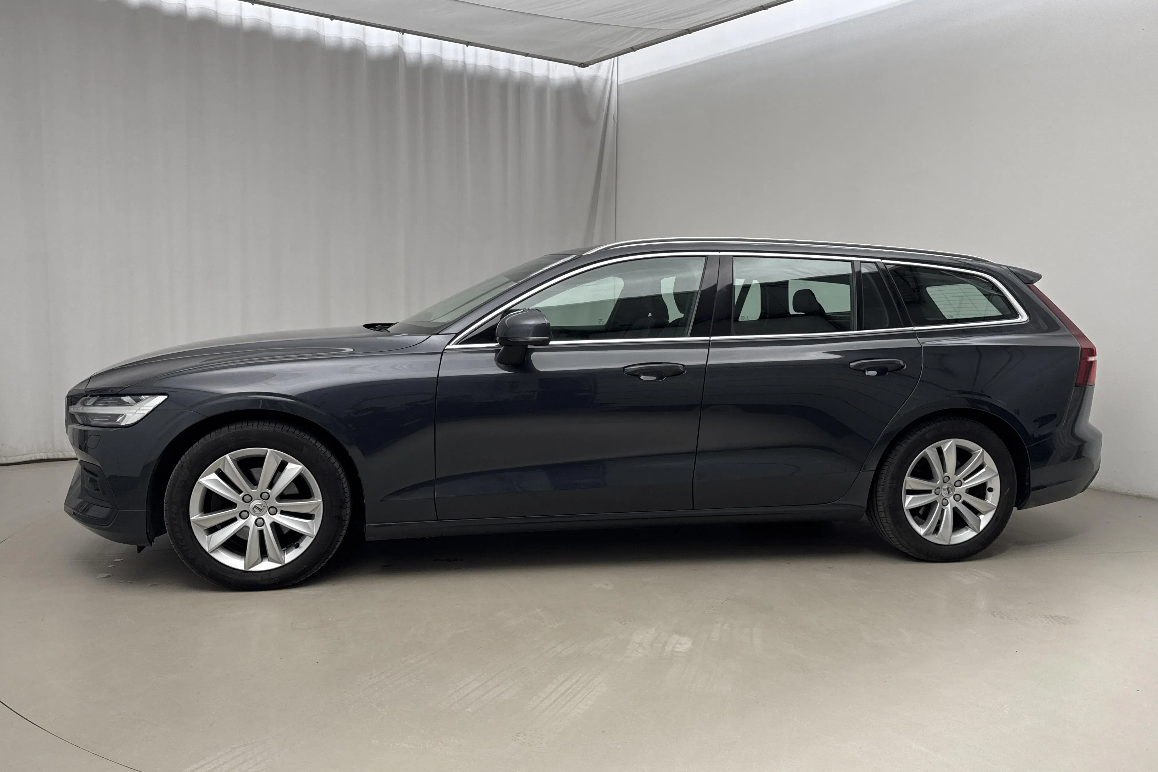 Presentationsfoto 2 av 18: Volvo V60 D4 (190hk) - 8 051 mil - Automat - grå - 2019