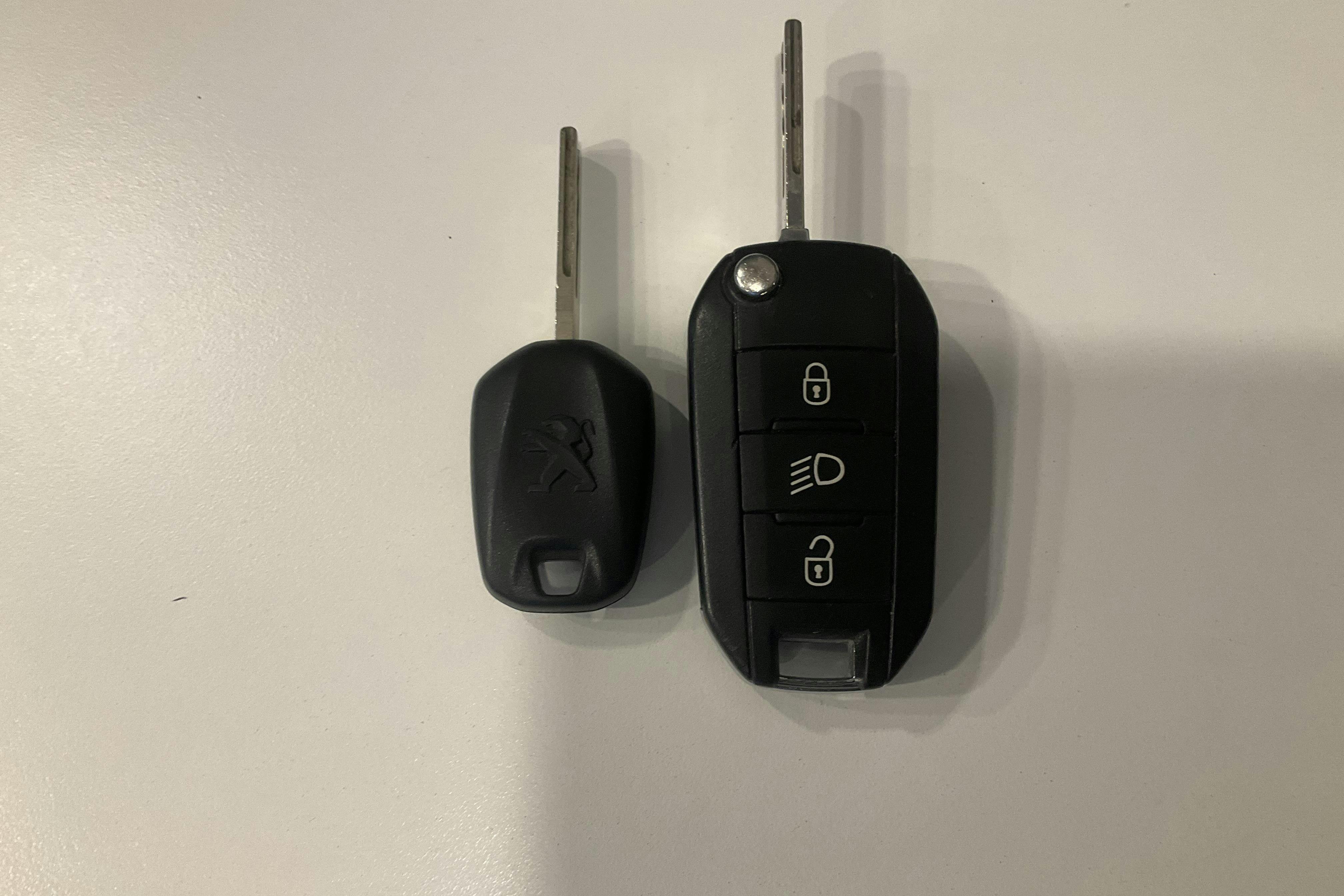 Presentationsfoto 16 av 16: Peugeot 308 SW BlueHDi (120hk) - 12 934 mil - Manuell - svart - 2015