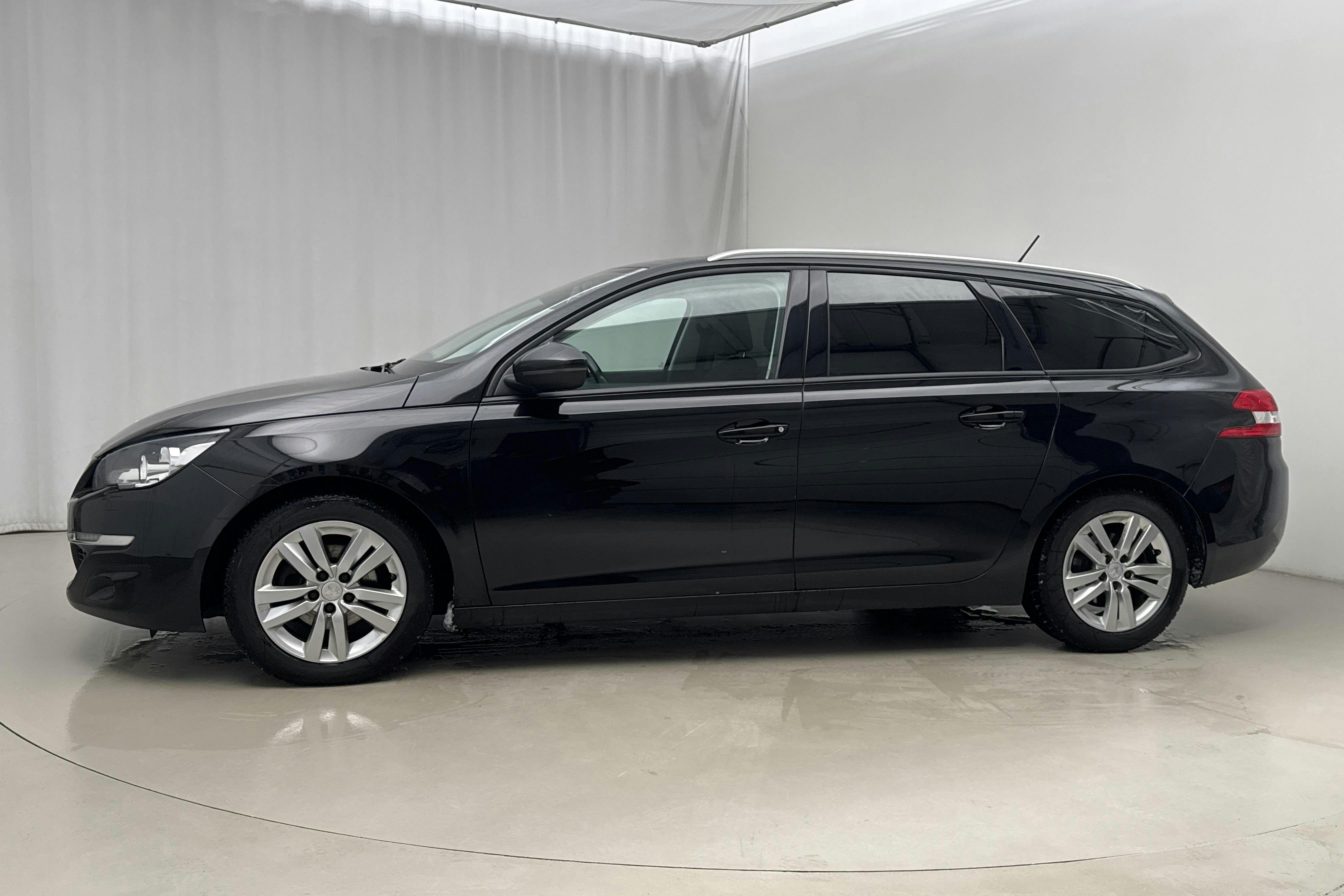 Presentationsfoto 2 av 16: Peugeot 308 SW BlueHDi (120hk) - 12 934 mil - Manuell - svart - 2015
