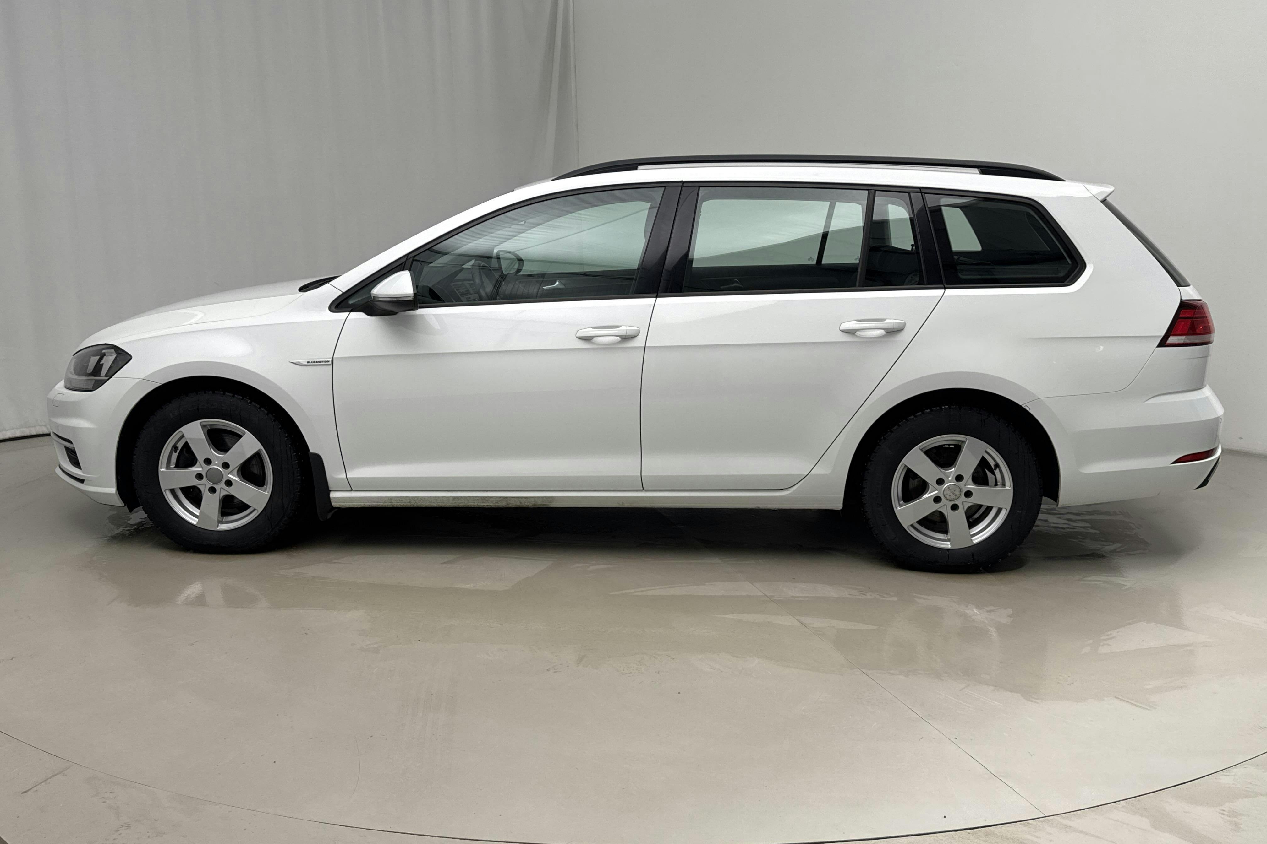 Præsentationsfoto 2 af 15: VW Golf VII 1.4 TGI BlueMotion Sportscombi (110hk) - 83 550 kilometer - Salgsautomat - Hvid - 2018