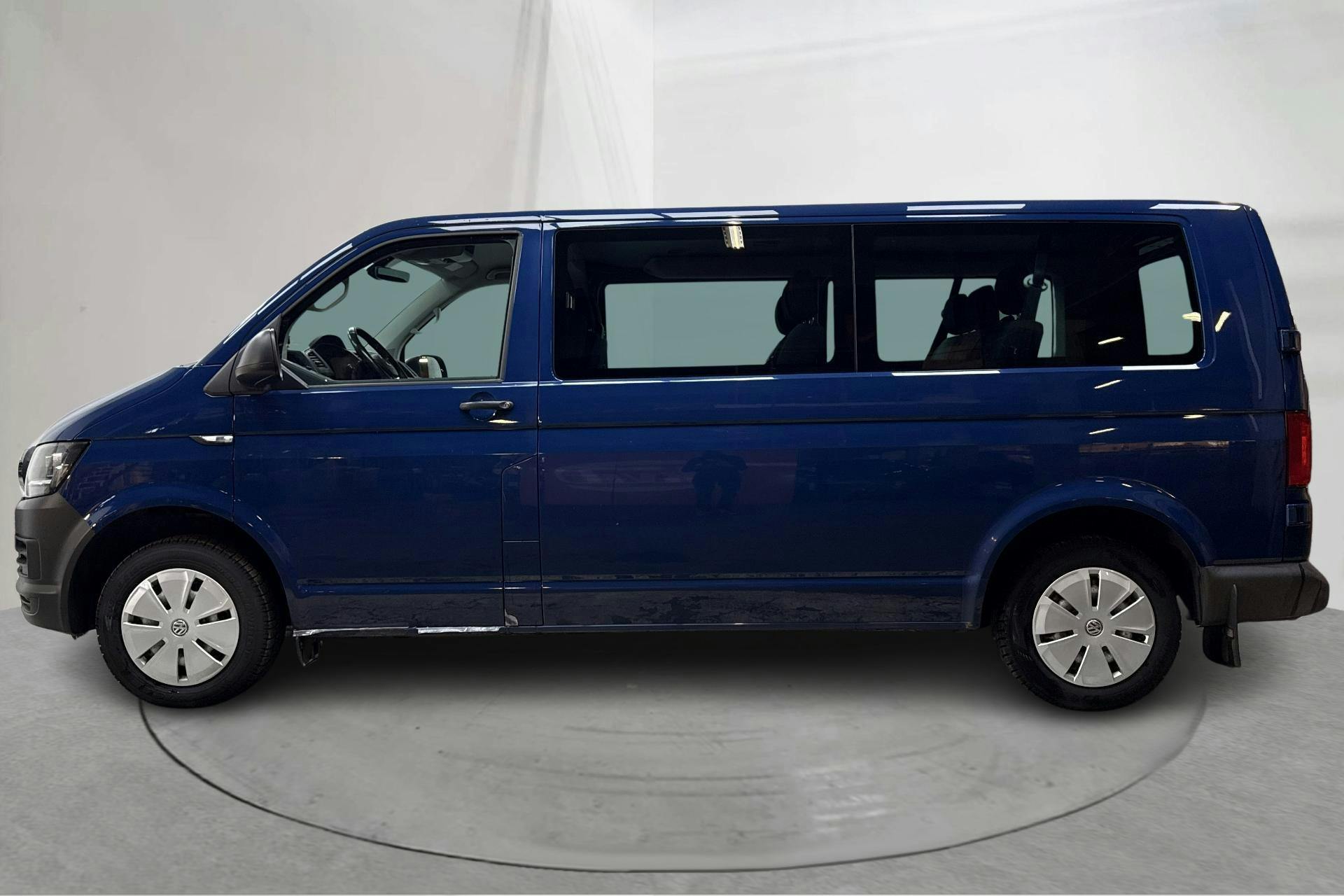 Presentationsfoto 2 av 17: VW Transporter kombi T6 2.0 TDI BMT (150hk) - 15 819 mil - Automat - Dark Blue - 2017
