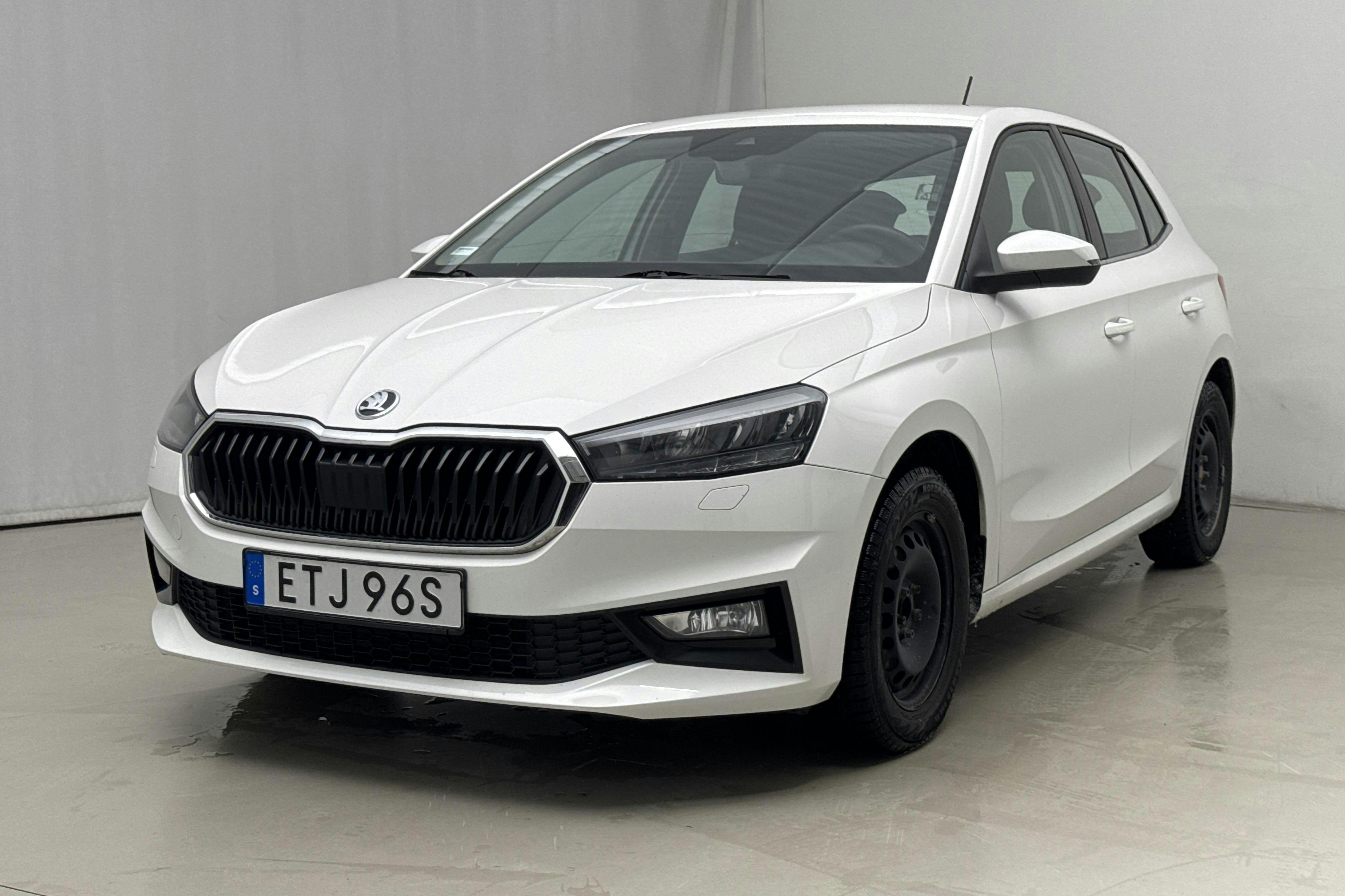 Presentationsfoto 1 av 16: Skoda Fabia 1.0 TSI (110hk) - 5 433 mil - Automat - vit - 2022