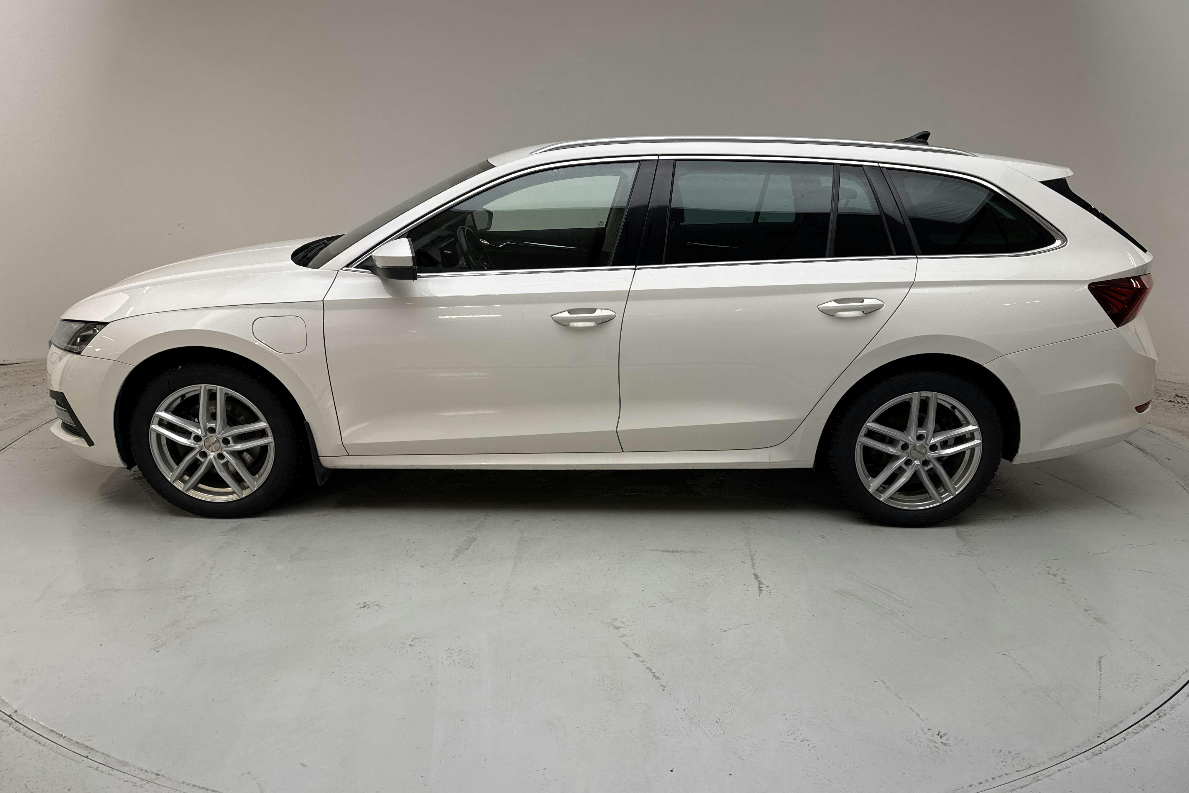 Presentationsfoto 2 av 17: Skoda Octavia 1.4 iV PHEV Combi (204hk) - 9 529 mil - Automat - vit - 2021