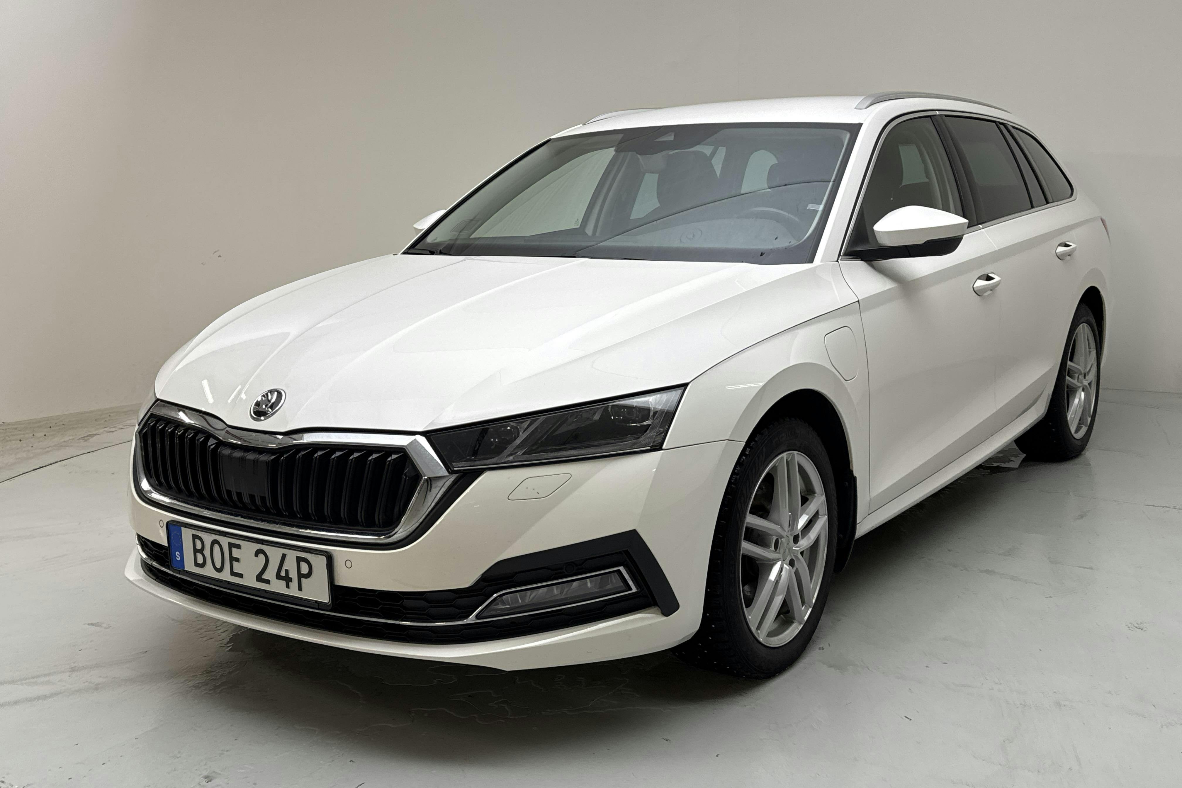 Presentationsfoto 1 av 17: Skoda Octavia 1.4 iV PHEV Combi (204hk) - 9 529 mil - Automat - vit - 2021