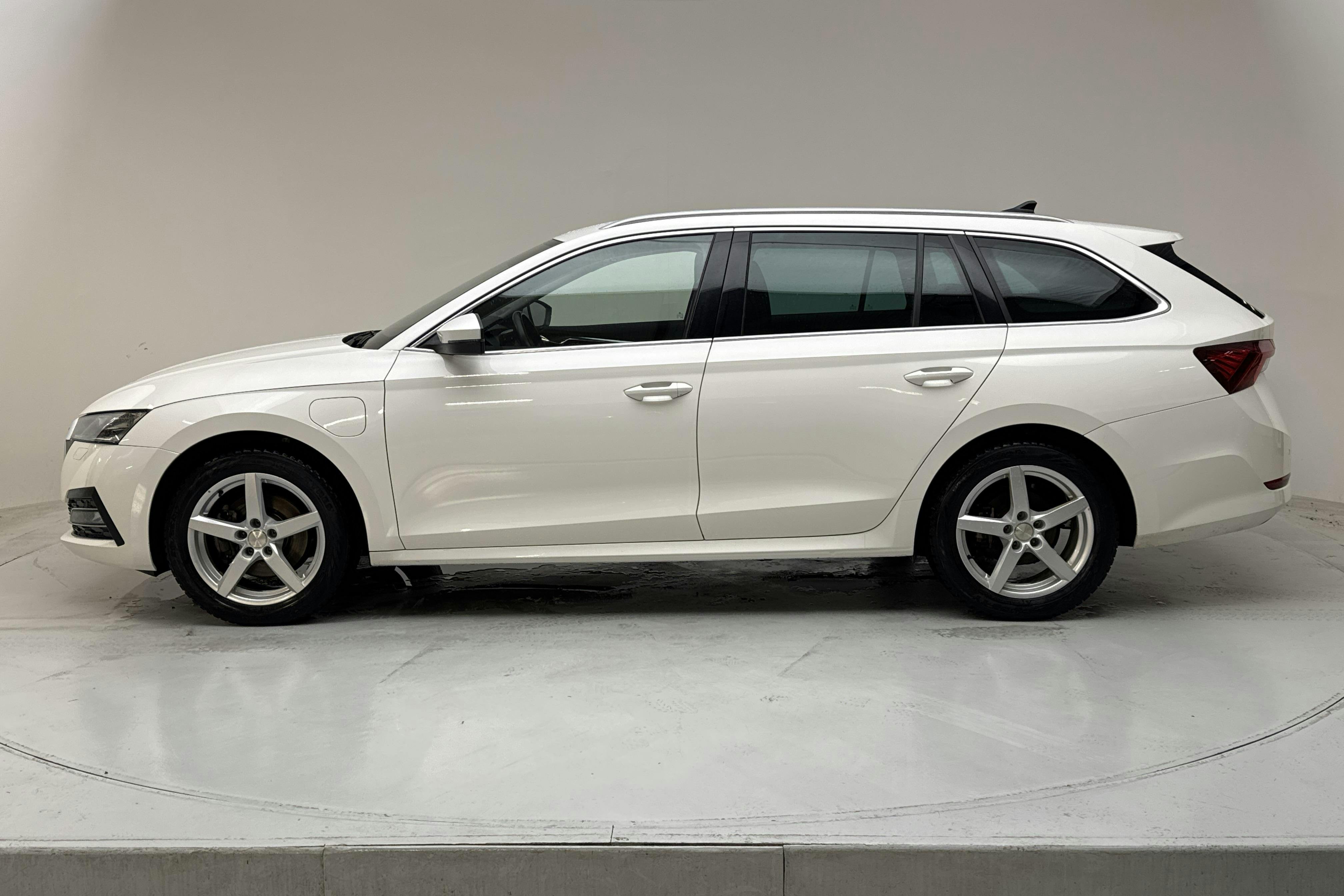 Presentationsfoto 2 av 17: Skoda Octavia 1.4 iV PHEV Combi (204hk) - 7 820 mil - Automat - vit - 2022