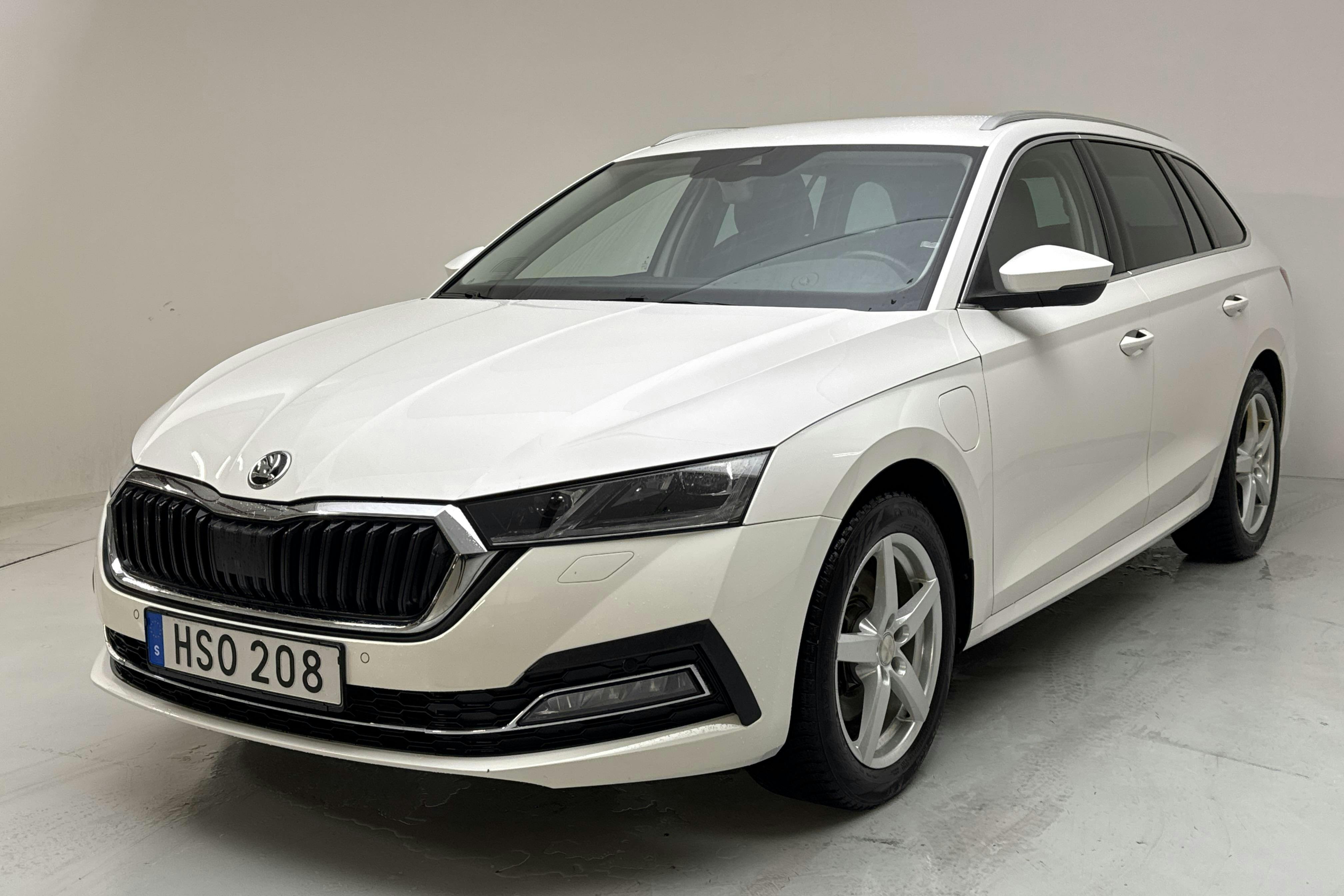 Presentationsfoto 1 av 17: Skoda Octavia 1.4 iV PHEV Combi (204hk) - 7 820 mil - Automat - vit - 2022