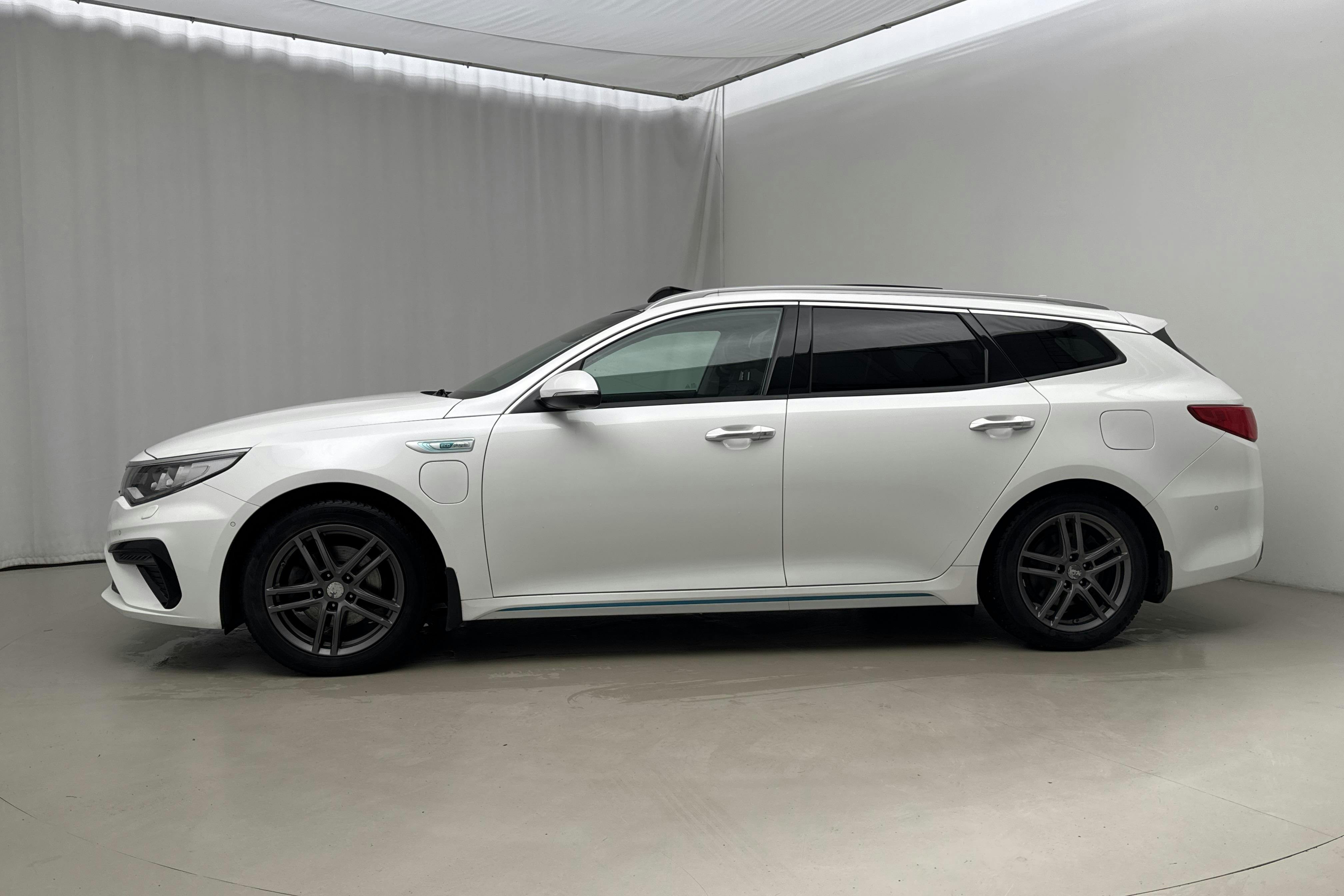 Presentation photo 2 of 27: KIA Optima 2.0 GDi Plug-in Hybrid SW (205hk) - 67 970 km - Automatic - white - 2020