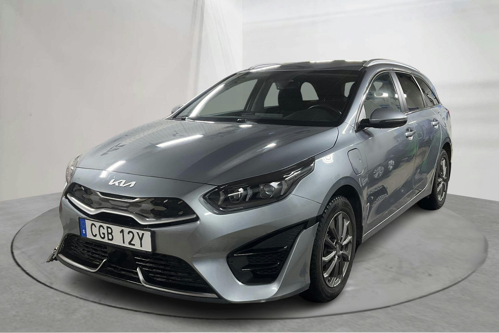 Presentation photo 1 of 18: KIA Ceed 1.6 Plug-in Hybrid SW (141hk) - 73 780 km - Automatic - gray - 2024