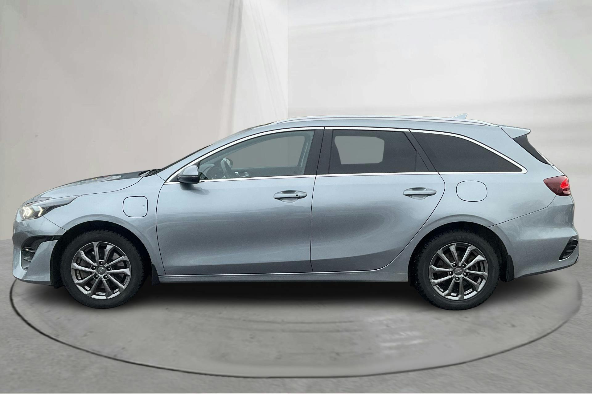 Presentation photo 2 of 18: KIA Ceed 1.6 Plug-in Hybrid SW (141hk) - 73 780 km - Automatic - gray - 2024