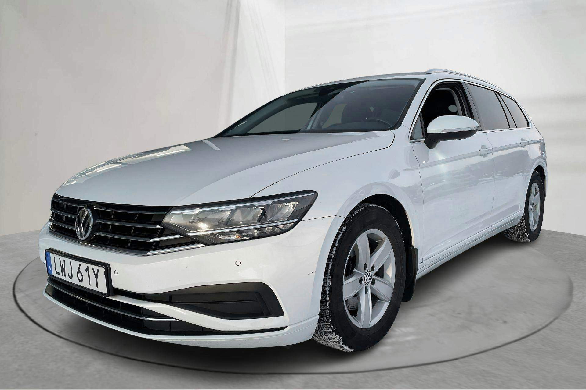 Presentationsfoto 1 av 19: VW Passat 1.5 TSI Sportscombi (150hk) - 14 434 mil - Automat - vit - 2020