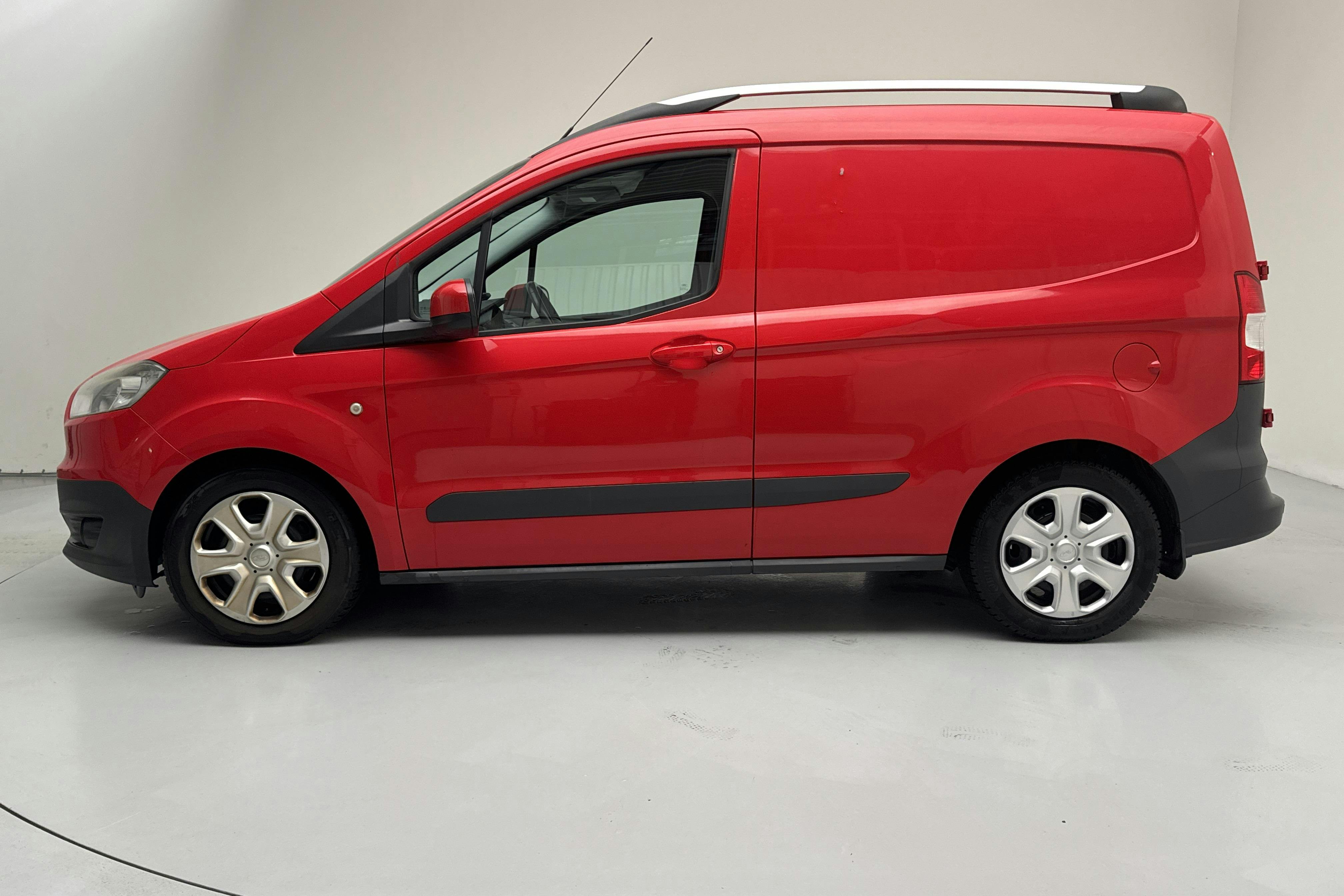 Presentationsfoto 2 av 11: Ford Transit Courier 1.0T EcoBoost (100hk) - 7 925 mil - Manuell - röd - 2016