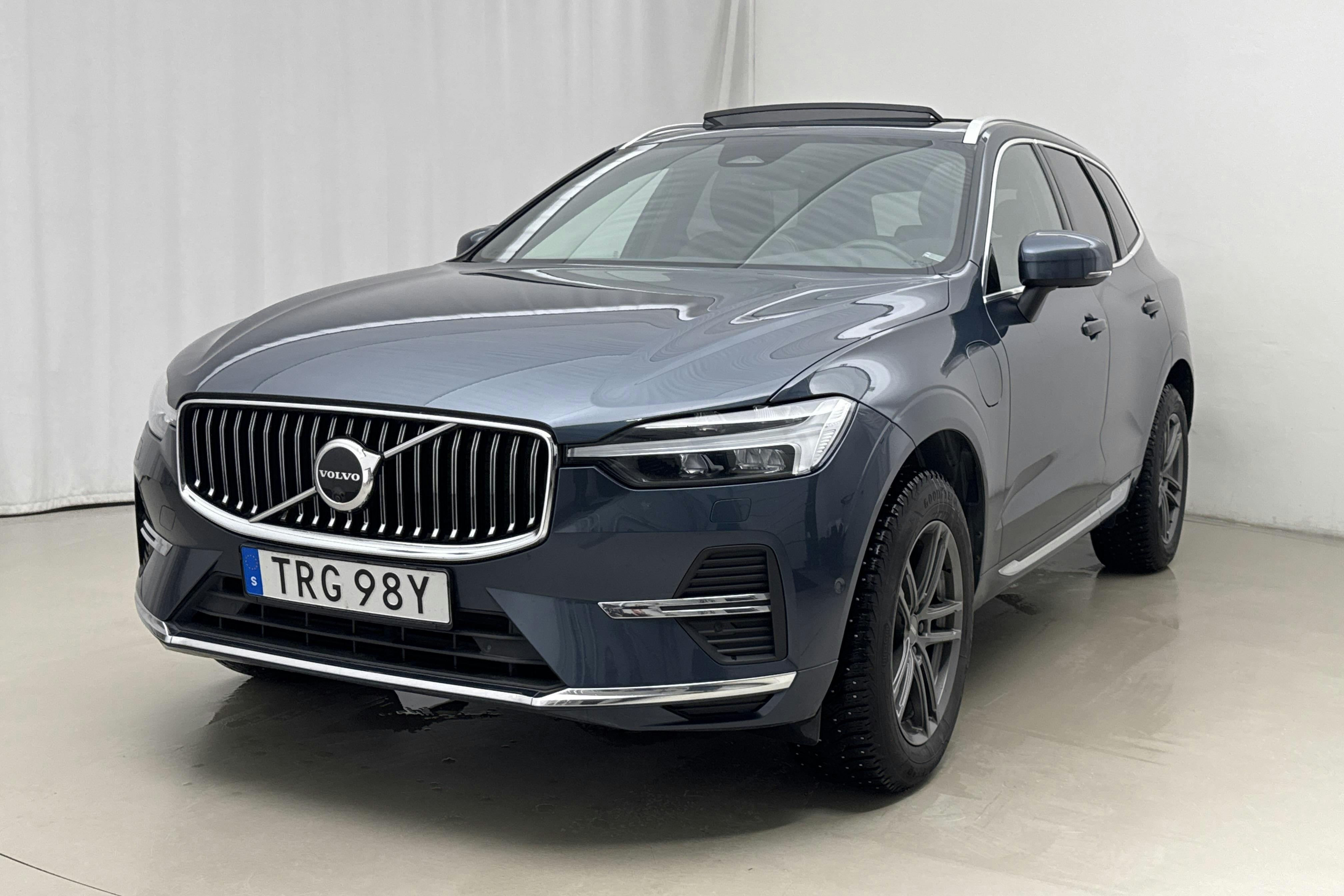 Presentationsfoto 1 av 26: Volvo XC60 T6 AWD Recharge (350hk) - 12 435 mil - Automat - Dark Blue - 2023