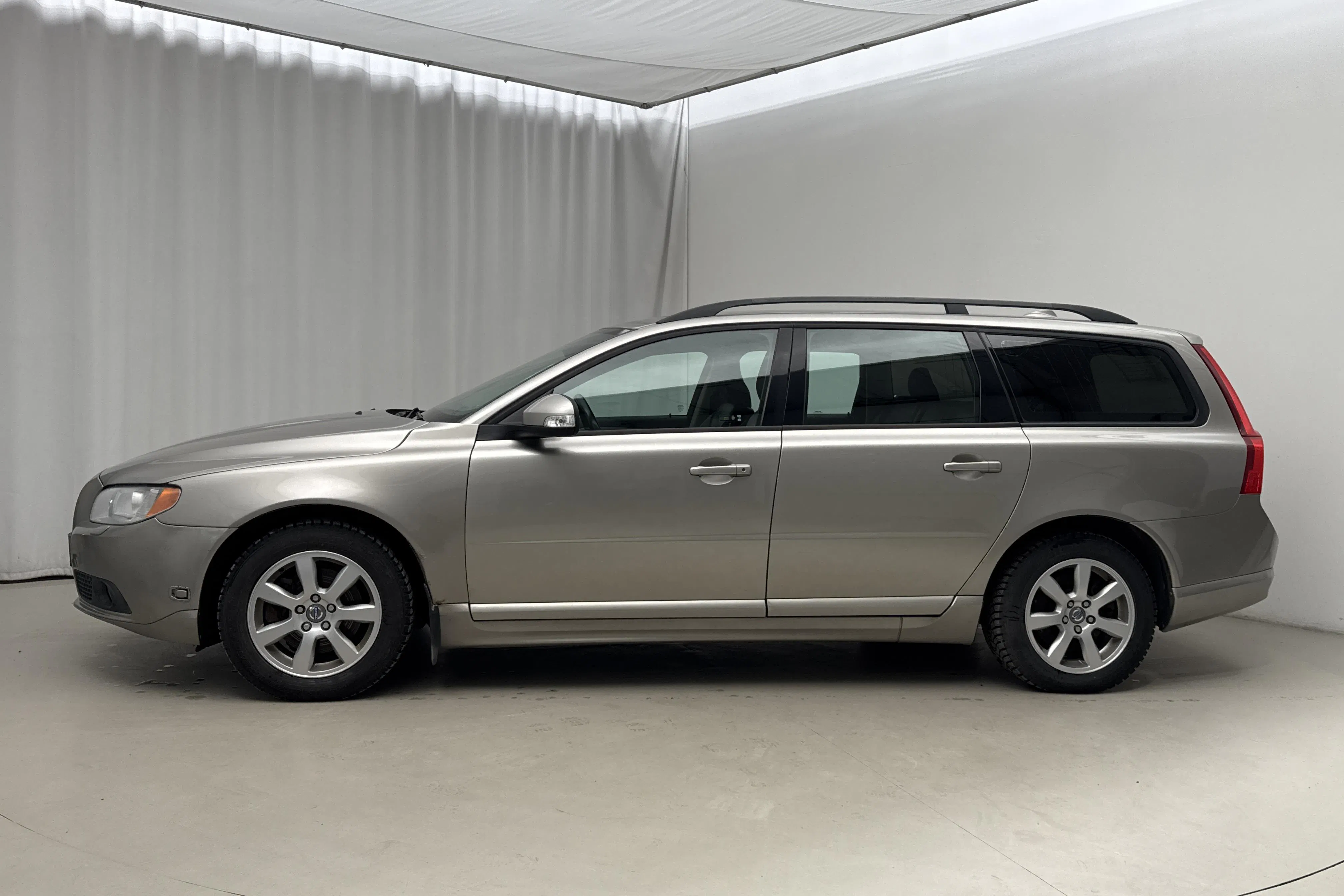Presentation photo 2 of 15: Volvo V70 II 2.0F (145hk) - 315 420 km - Manual - Light Brown - 2009