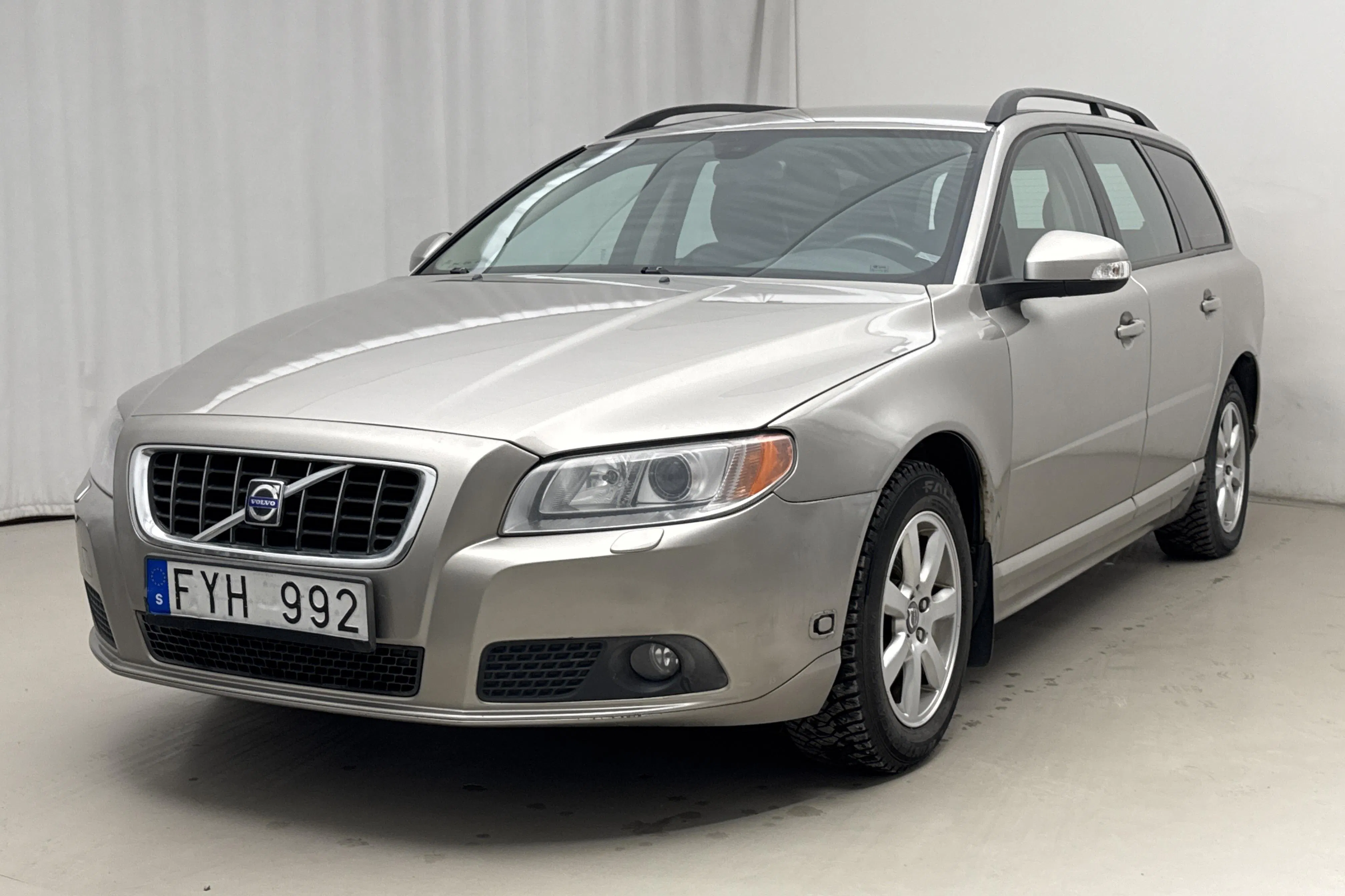 Presentation photo 1 of 15: Volvo V70 II 2.0F (145hk) - 315 420 km - Manual - Light Brown - 2009