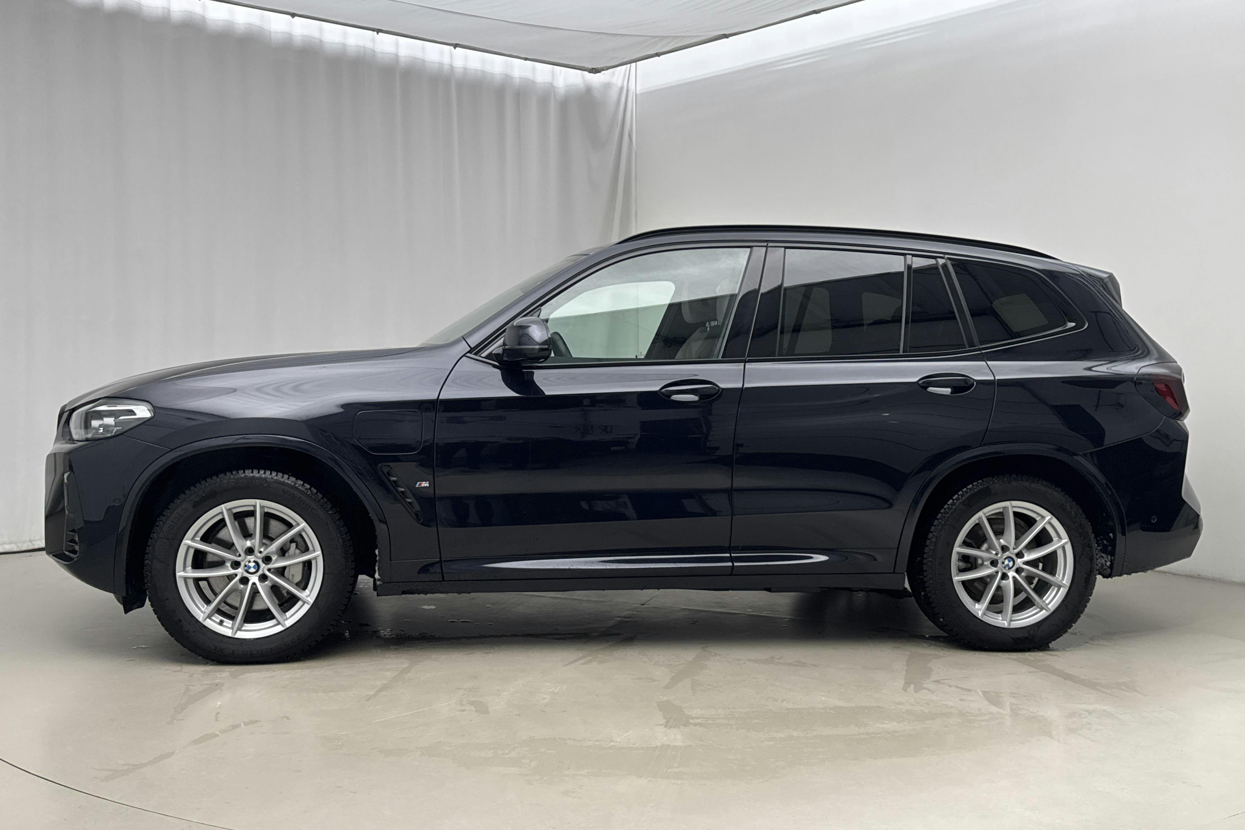 Präsentationsfoto 2 von 23: BMW X3 xDrive30e, G01 LCI (292hk) - 26 410 Kilometer - Verkaufsautomat - Schwarz - 2024