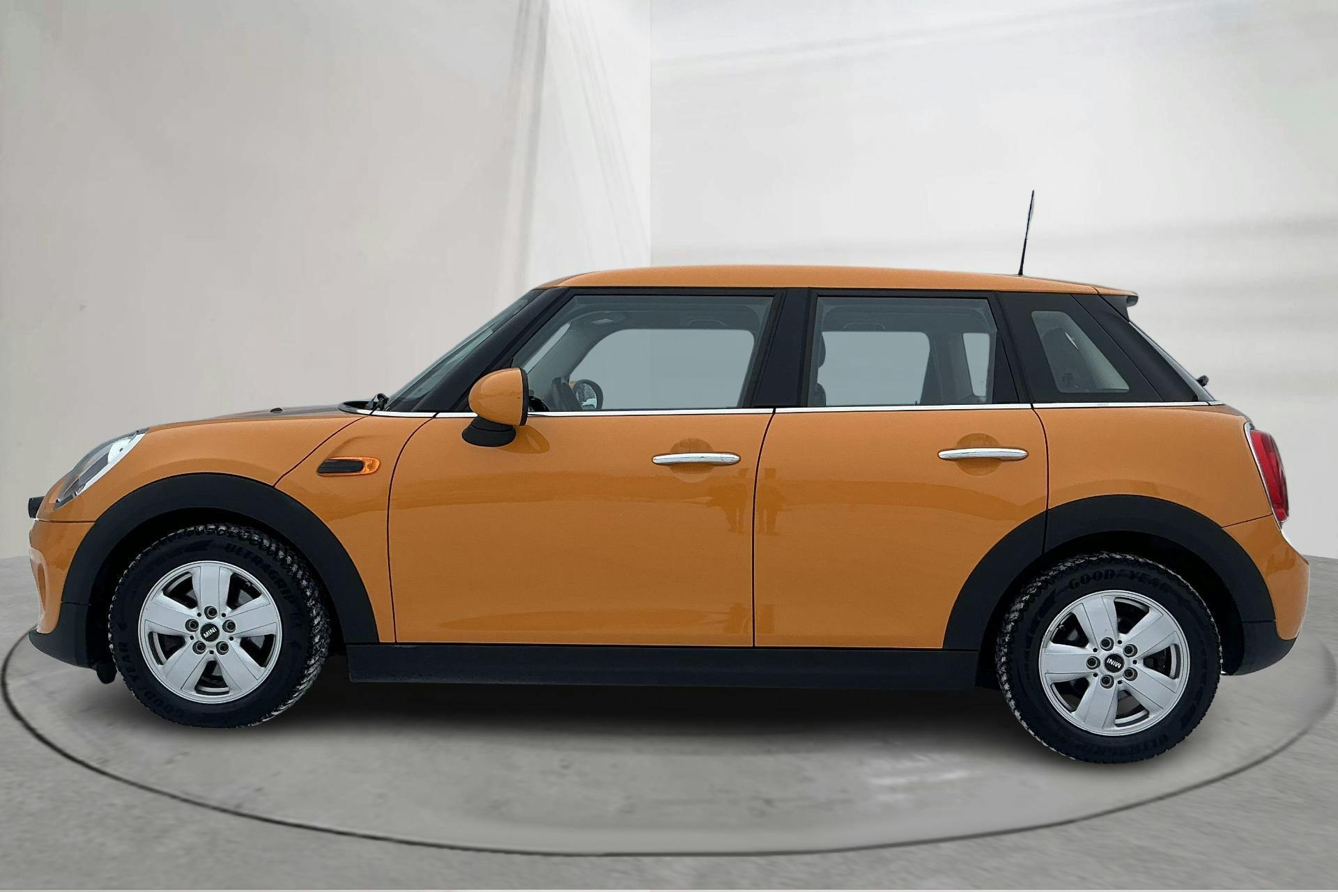 Presentationsfoto 2 av 13: MINI One Hatch 5dr (102hk) - 5 877 mil - Manuell - orange - 2016