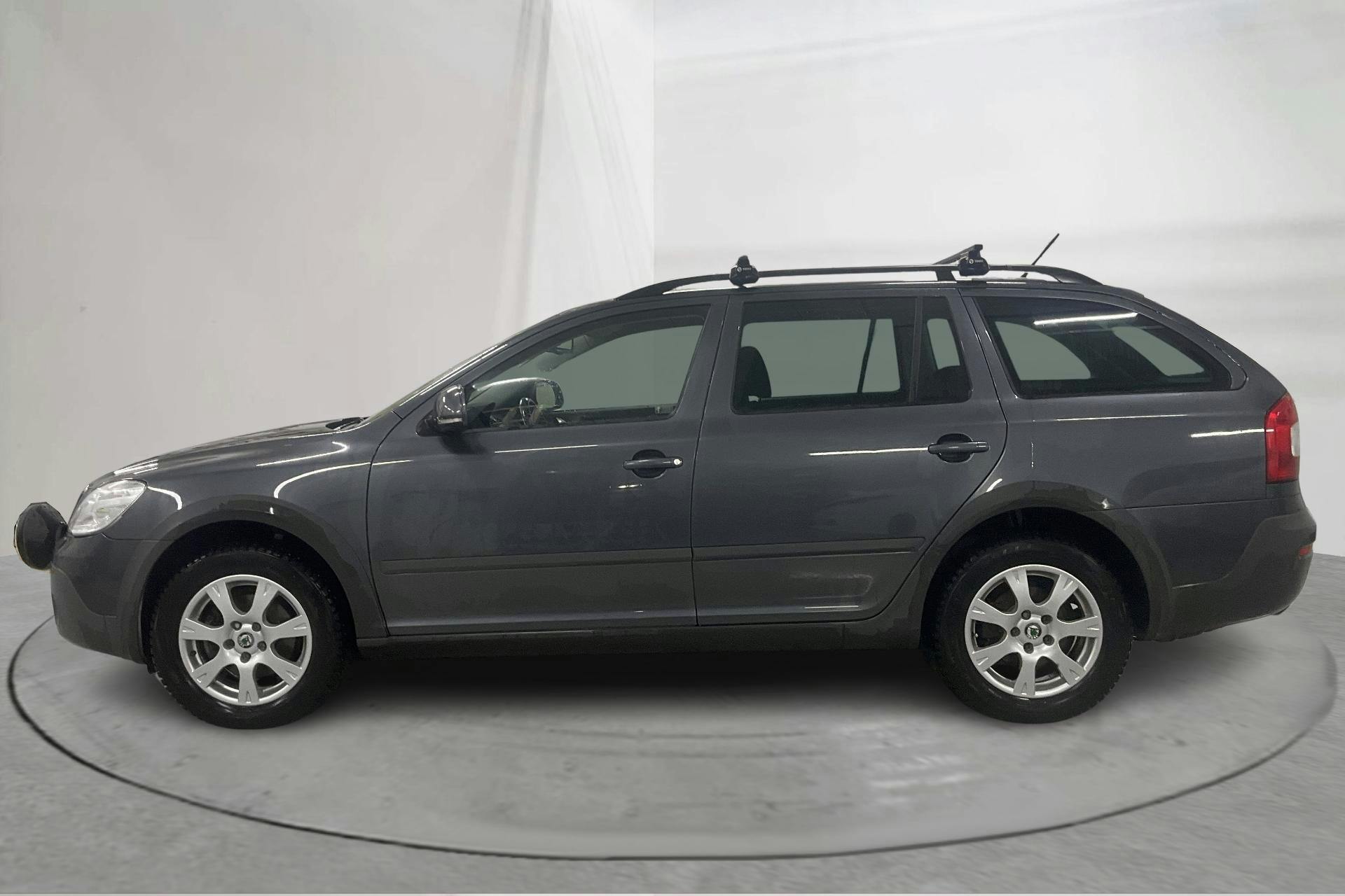 Presentation photo 2 of 18: Skoda Octavia Scout II 2.0 TDI 4X4 (140hk) - 178 550 km - Manual - Dark Grey - 2012
