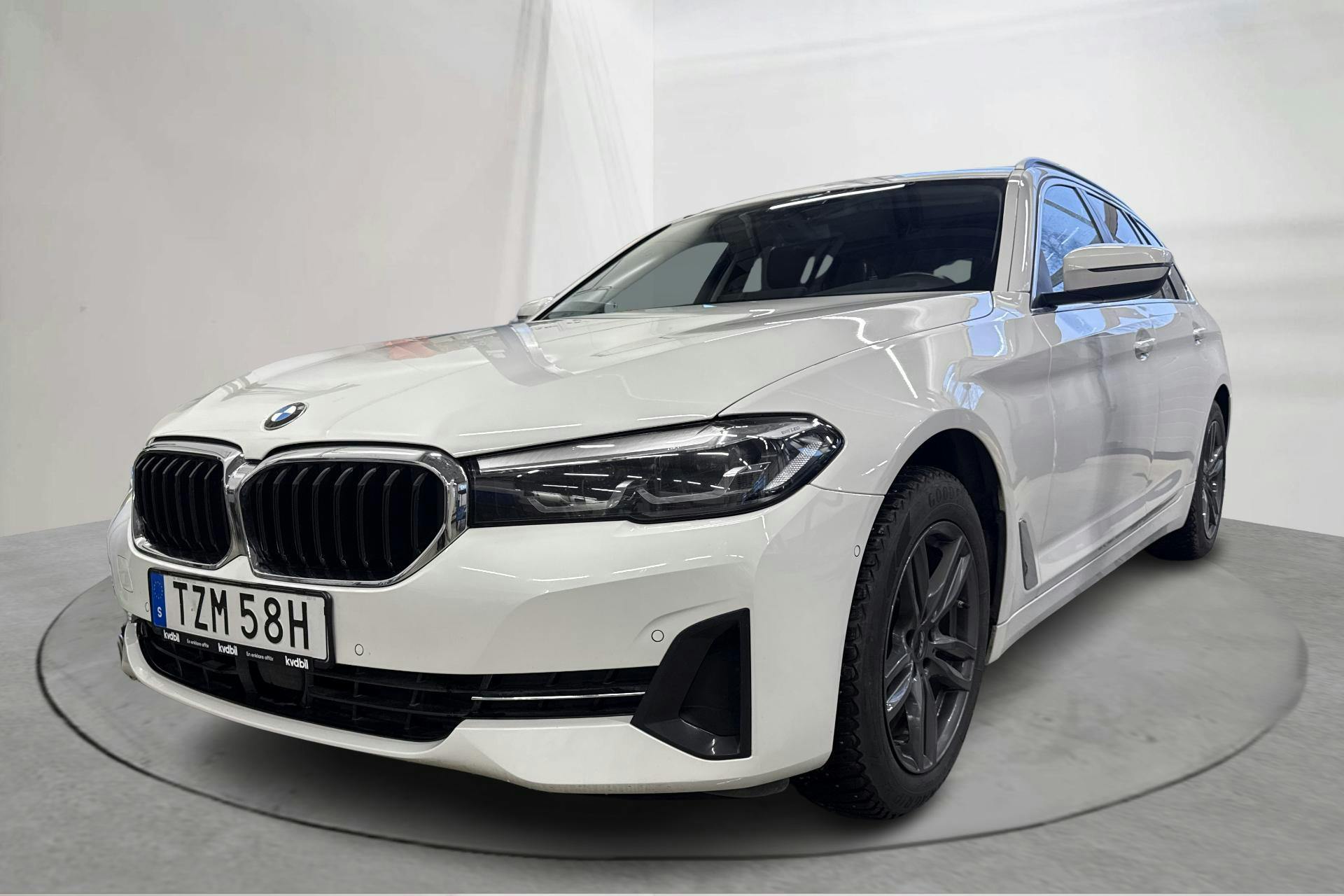 Präsentationsfoto 1 von 23: BMW 520d xDrive Touring, G31 LCI (190hk+11hk) - 98 350 Kilometer - Verkaufsautomat - Weiß - 2021