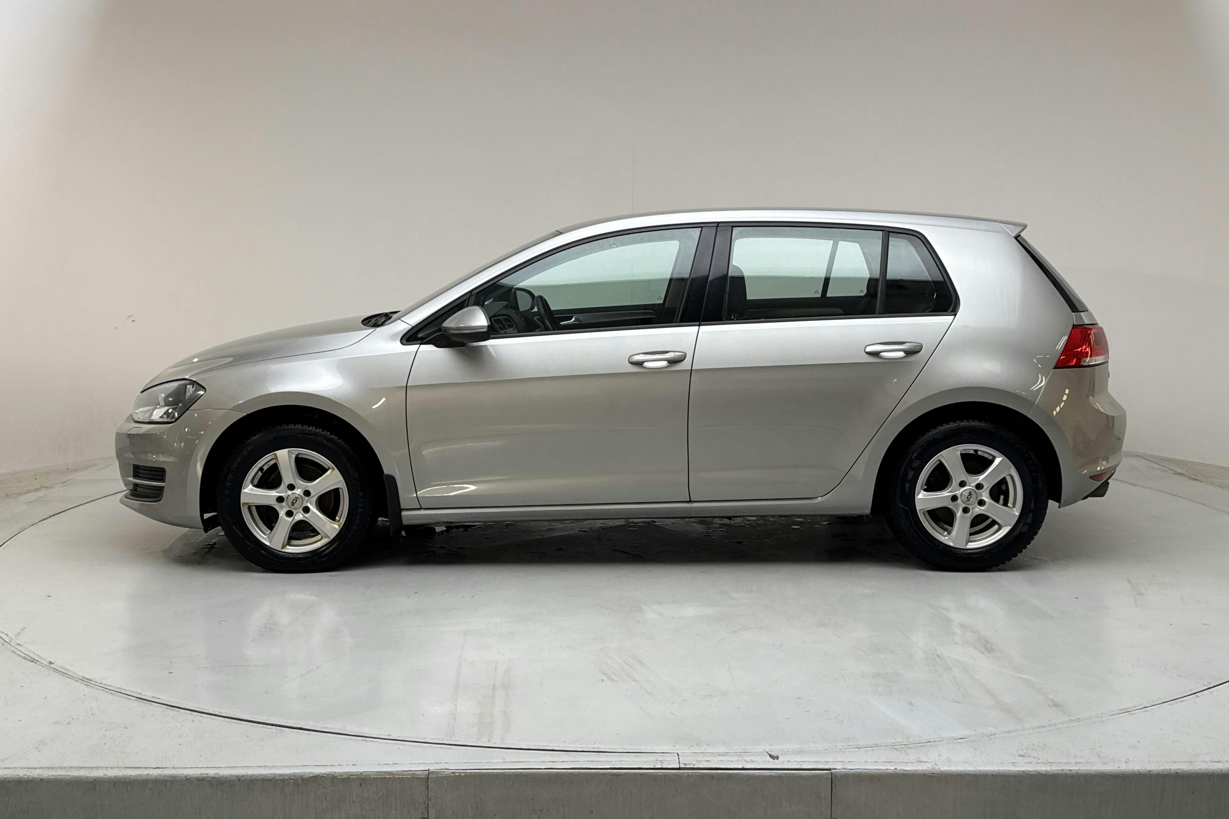 Presentationsfoto 2 av 14: VW Golf VII 1.2 TSI 5dr (110hk) - 10 005 mil - Manuell - silver - 2016