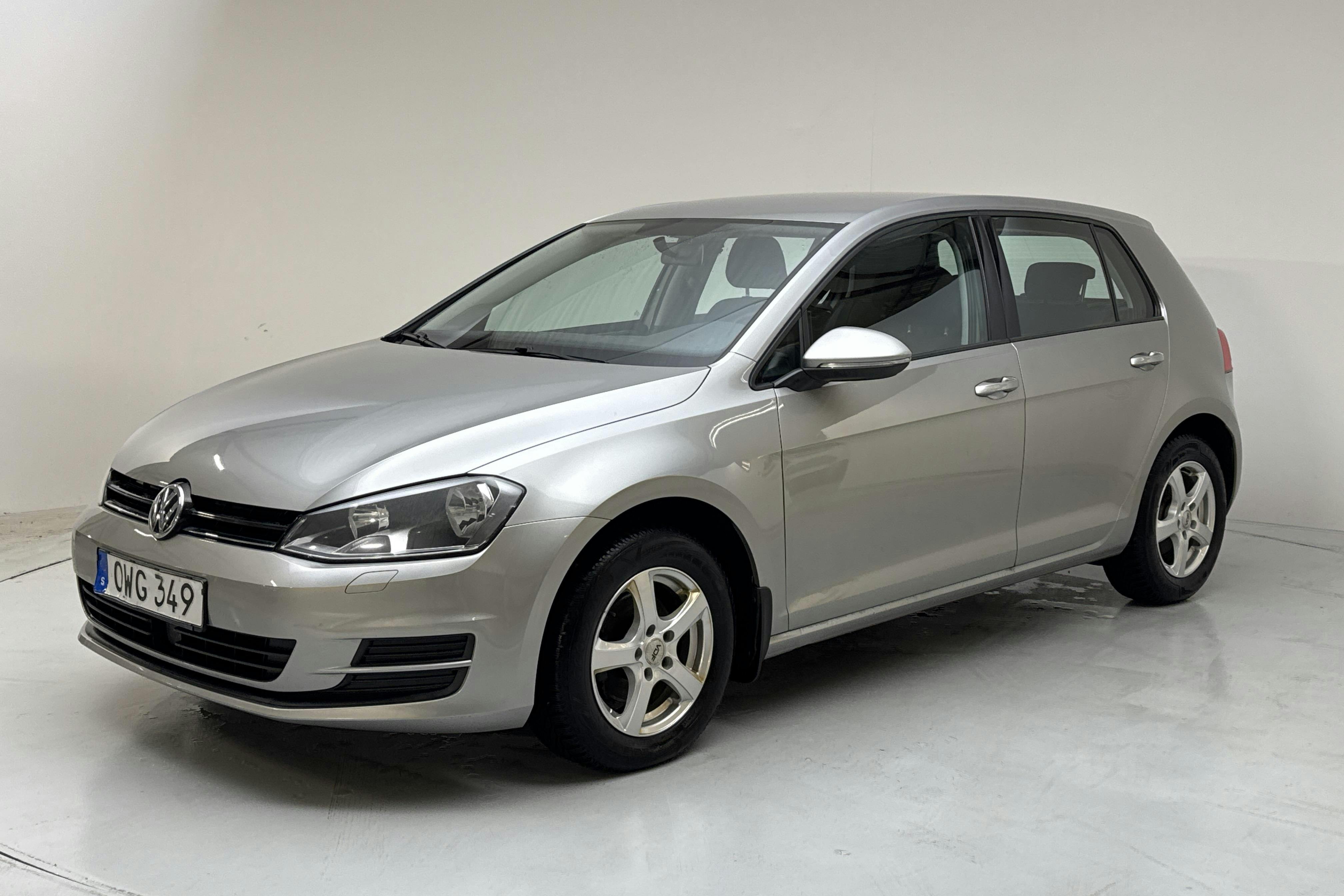 Presentationsfoto 1 av 14: VW Golf VII 1.2 TSI 5dr (110hk) - 10 005 mil - Manuell - silver - 2016