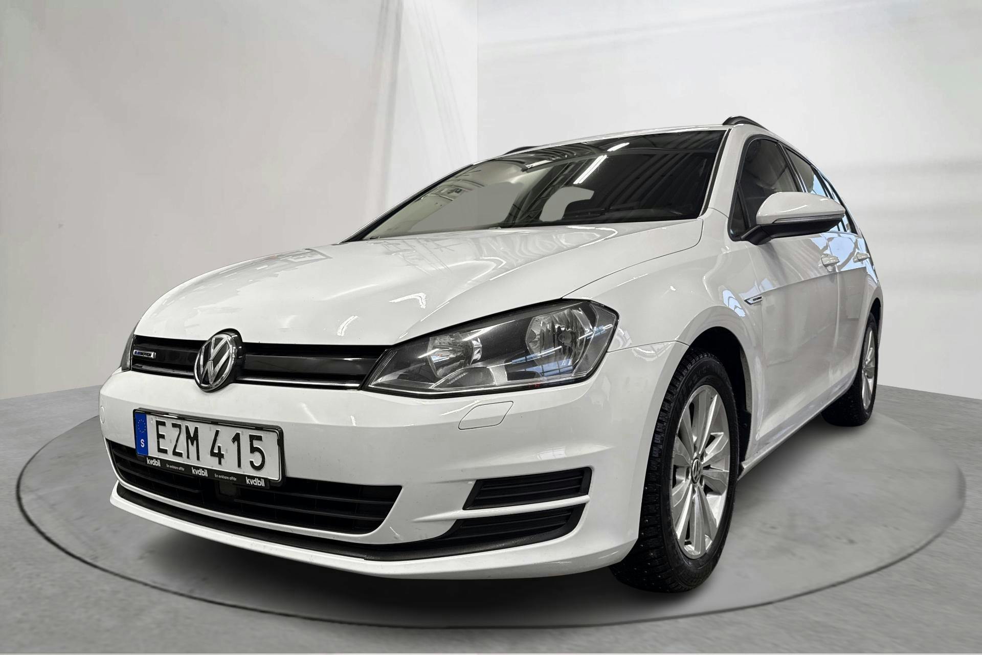 Presentationsfoto 1 av 15: VW Golf VII 1.4 TGI BlueMotion Sportscombi (110hk) - 16 520 mil - Automat - vit - 2016