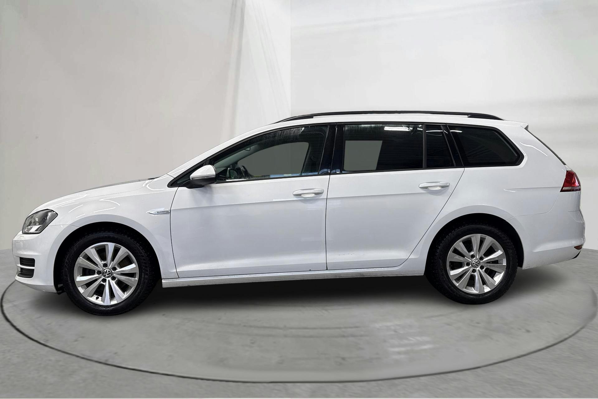 Presentationsfoto 2 av 15: VW Golf VII 1.4 TGI BlueMotion Sportscombi (110hk) - 16 520 mil - Automat - vit - 2016