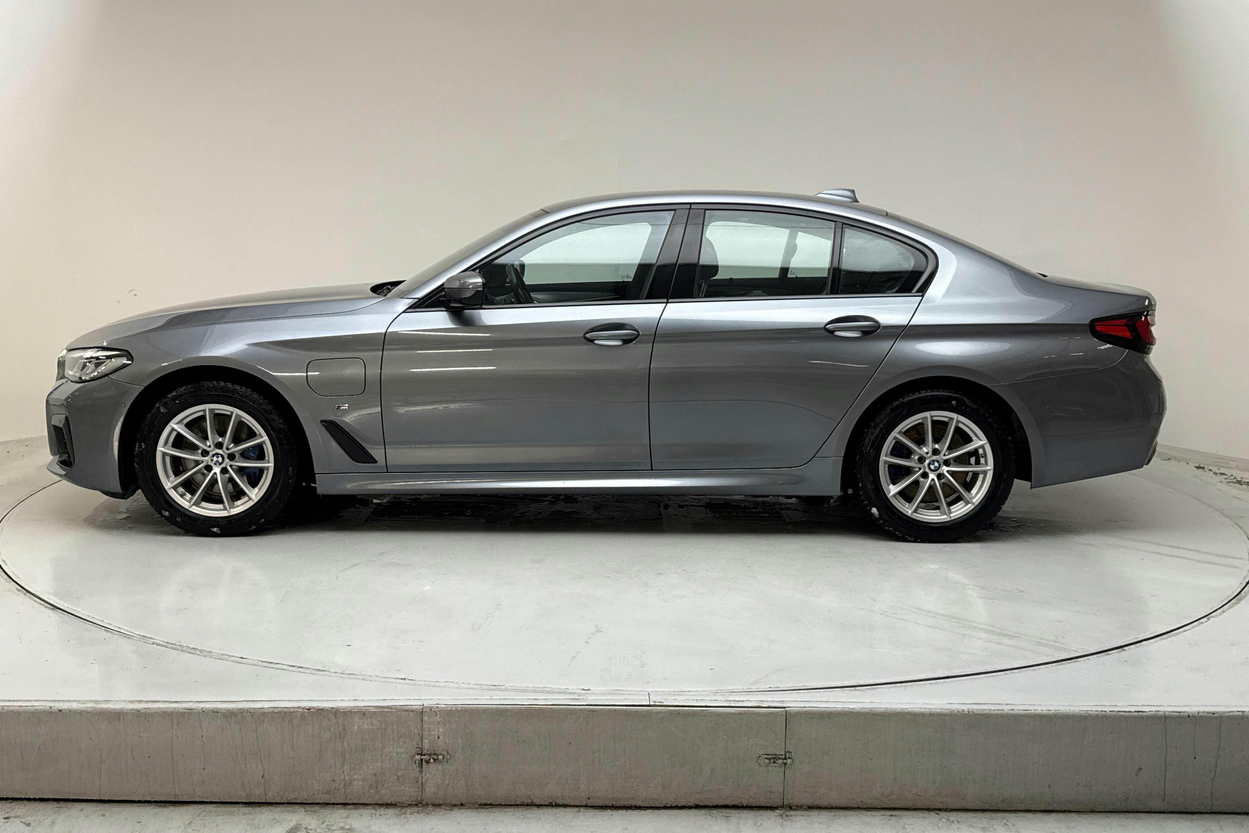 Presentation photo 2 of 20: BMW 530e xDrive Sedan, G30 12kWh LCI (292hk) - 119 740 km - Automatic - blue - 2021