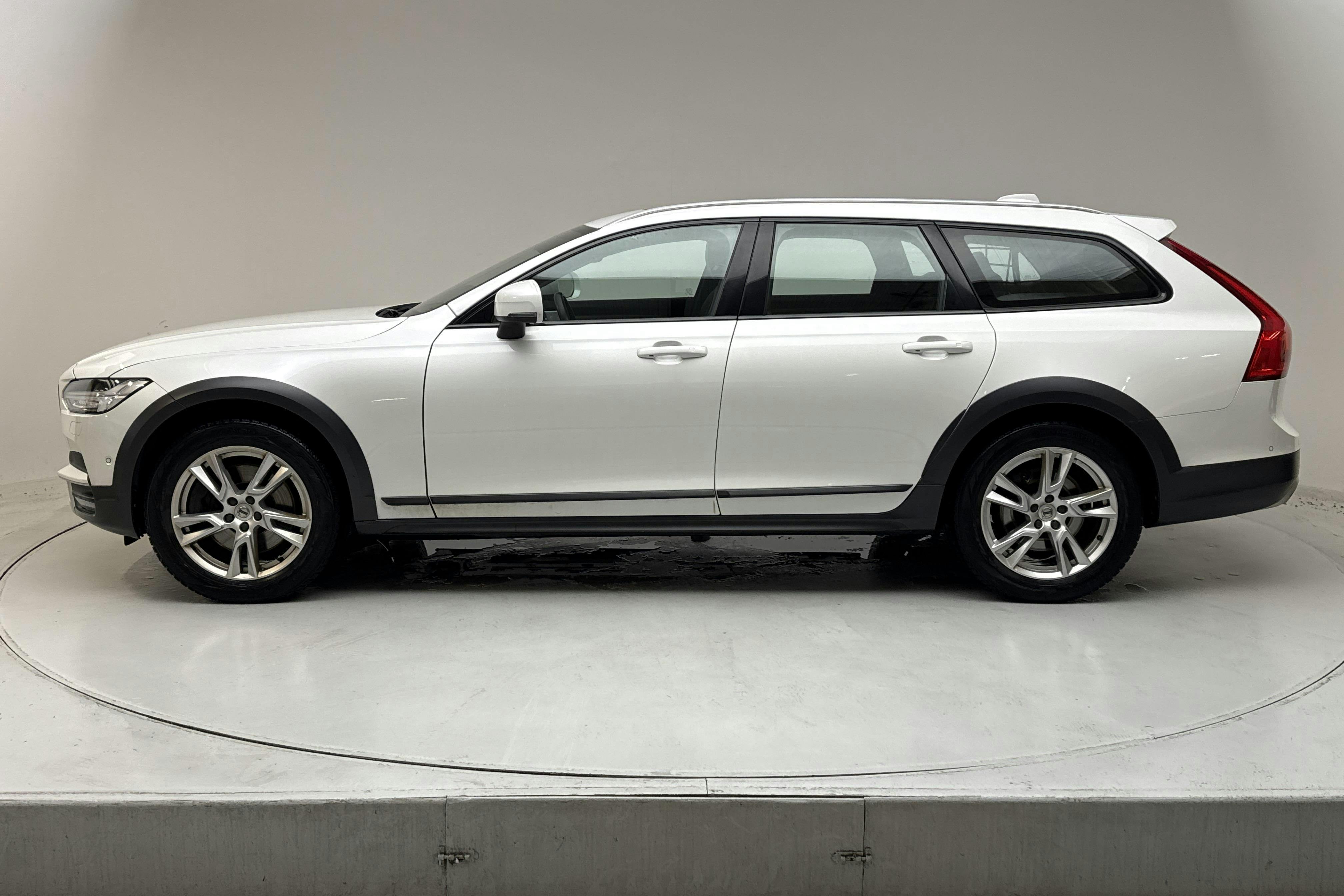 Presentationsfoto 2 av 18: Volvo V90 D5 Cross Country AWD (235hk) - 21 640 mil - Automat - vit - 2017