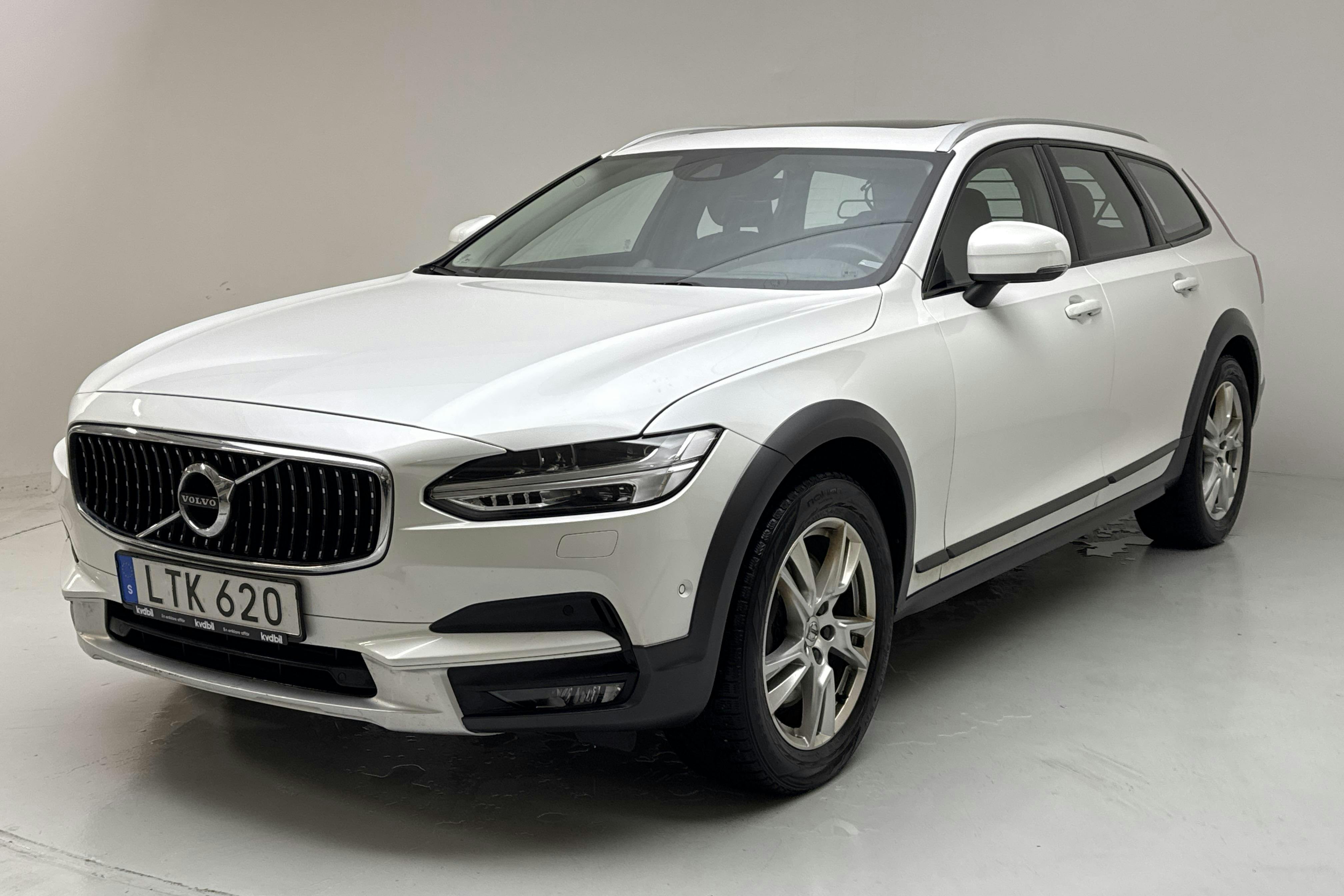 Presentationsfoto 1 av 18: Volvo V90 D5 Cross Country AWD (235hk) - 21 640 mil - Automat - vit - 2017