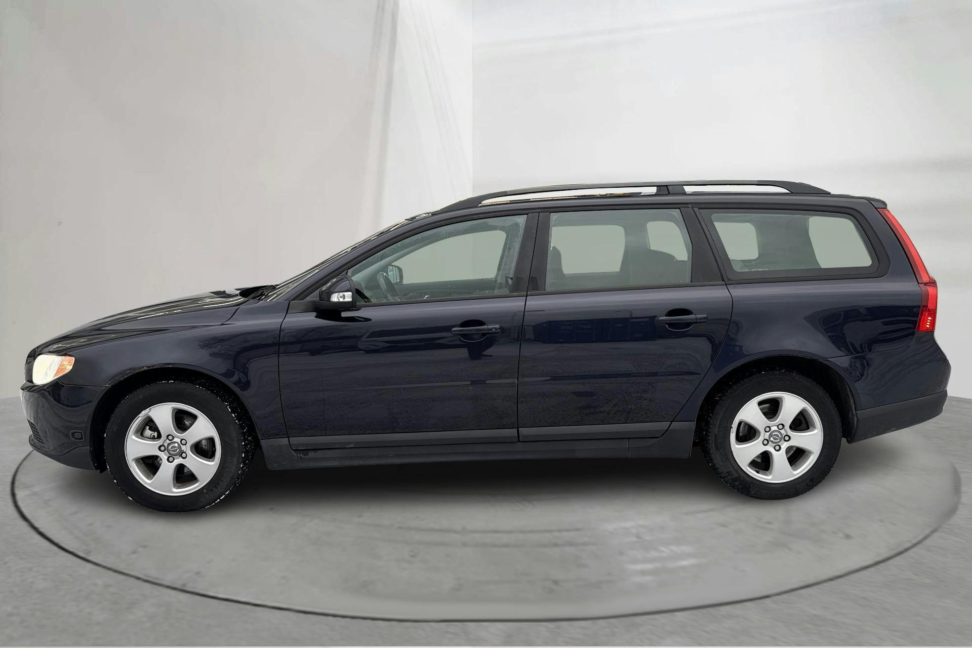 Presentationsfoto 2 av 11: Volvo V70 II 2.0F (145hk) - 25 453 mil - Automat - Dark Blue - 2010