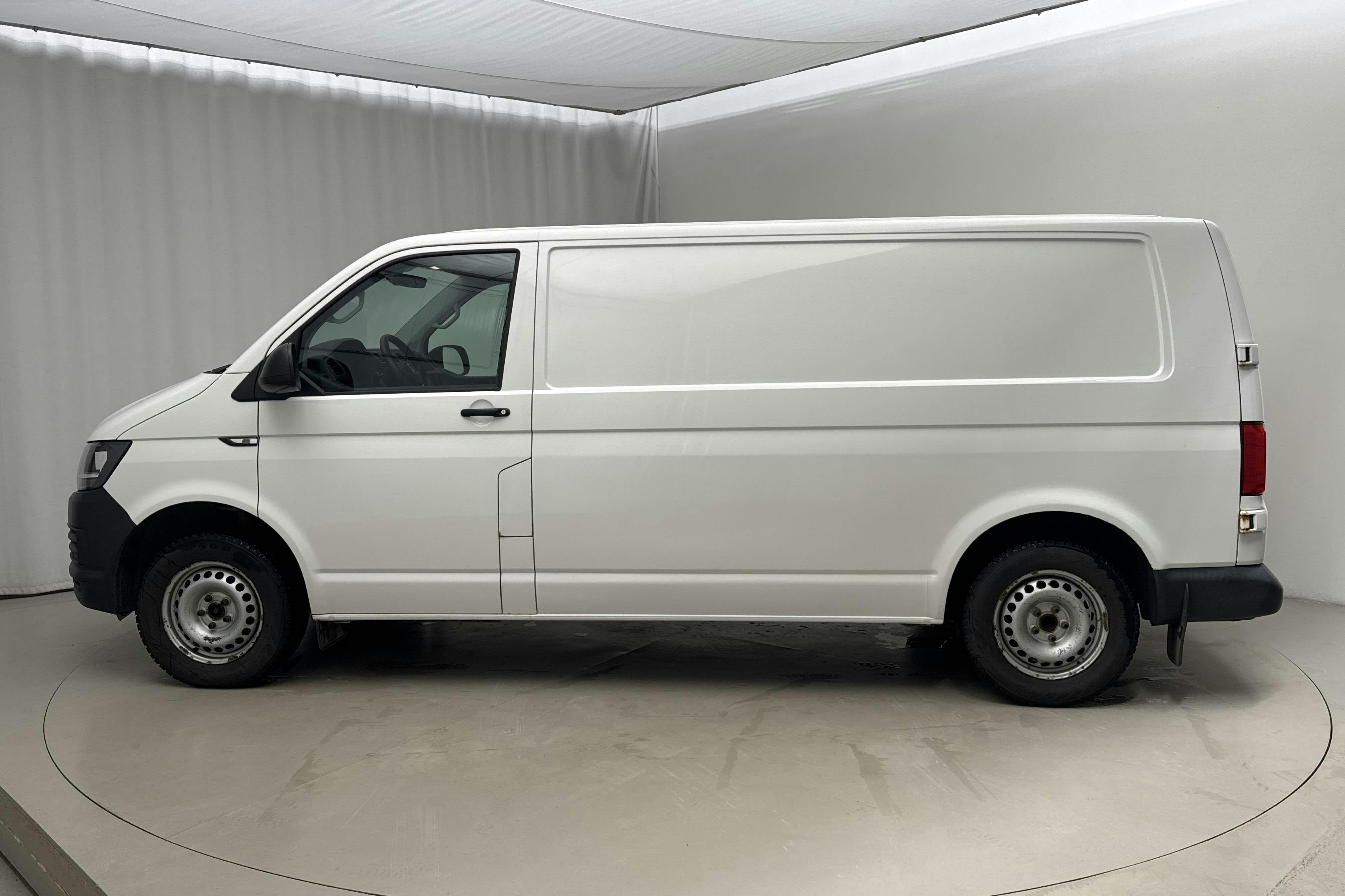 Presentationsfoto 2 av 12: VW Transporter T6 2.0 TDI BMT Skåp (140hk) - 20 022 mil - Automat - vit - 2016