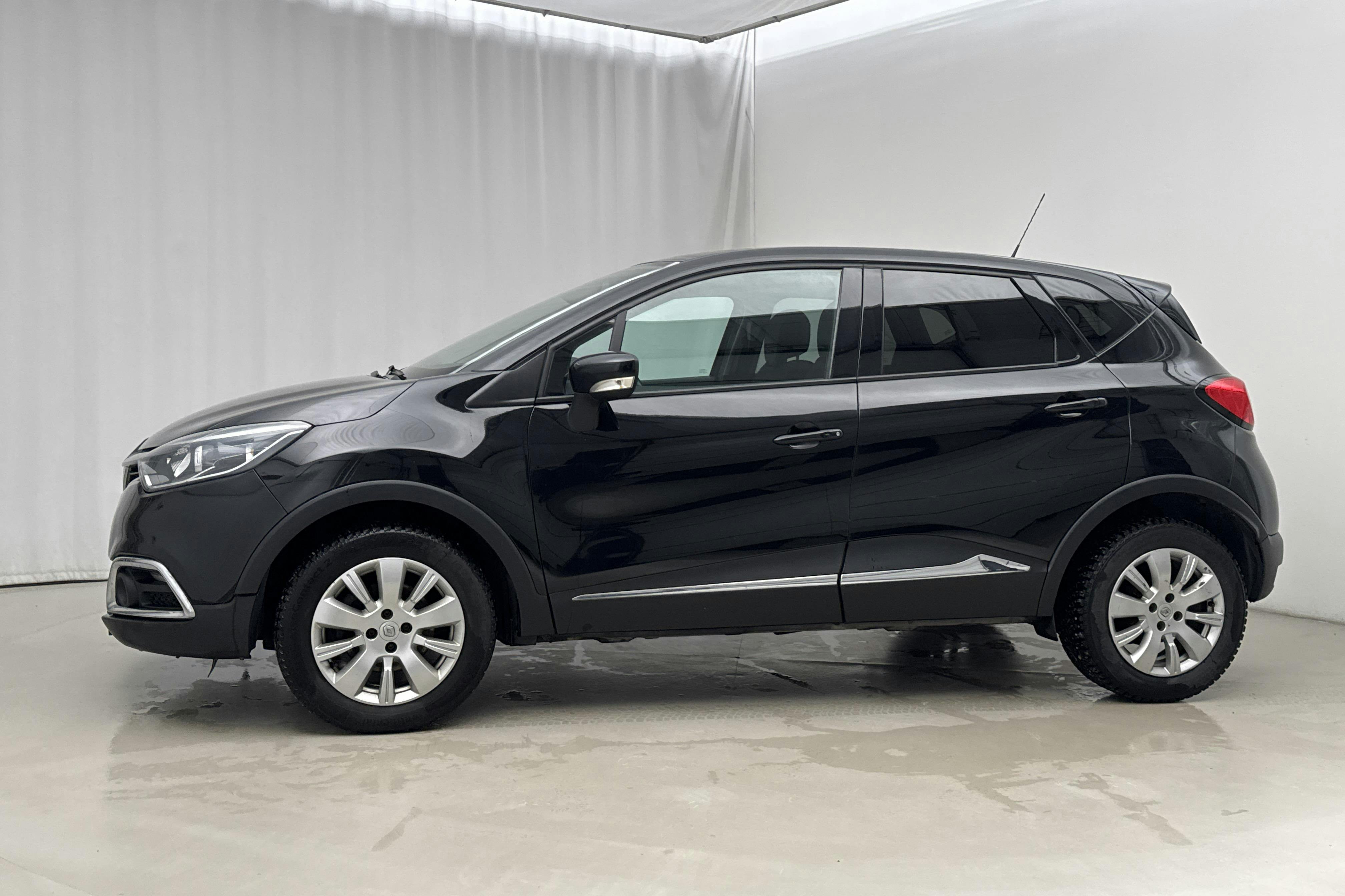 Præsentationsfoto 2 af 19: Renault Captur 1.2 TCe (120hk) - 99 330 kilometer - Salgsautomat - Sort - 2017