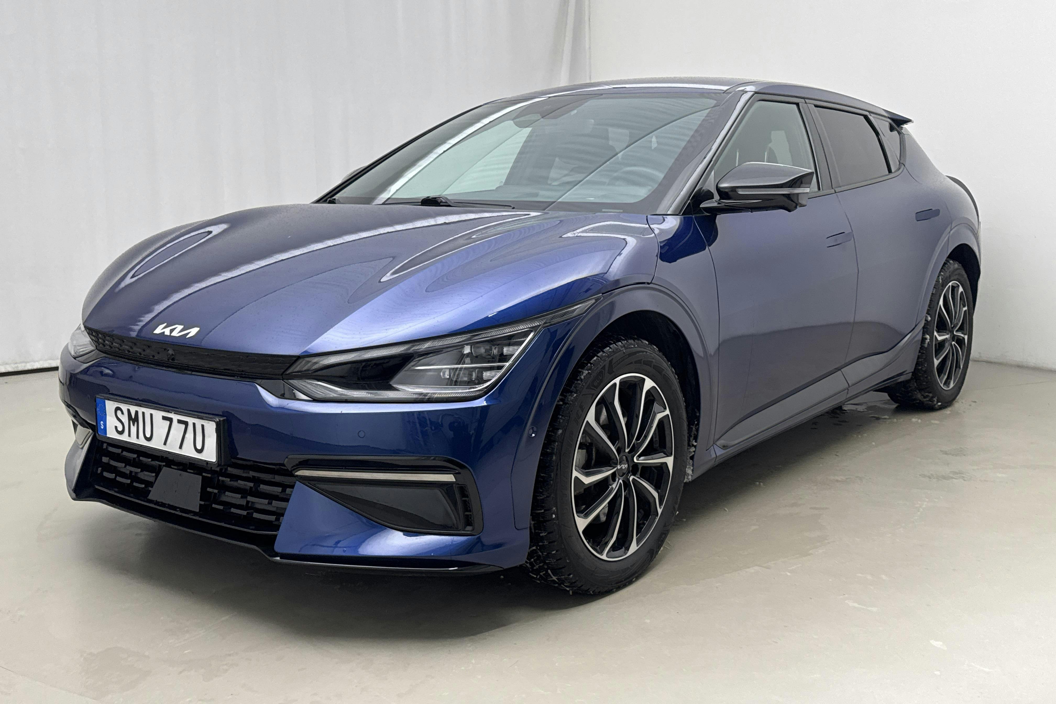 Präsentationsfoto 1 von 17: KIA EV6 AWD (325hk) - 40 540 Kilometer - Verkaufsautomat - Blaue Farbe - 2023