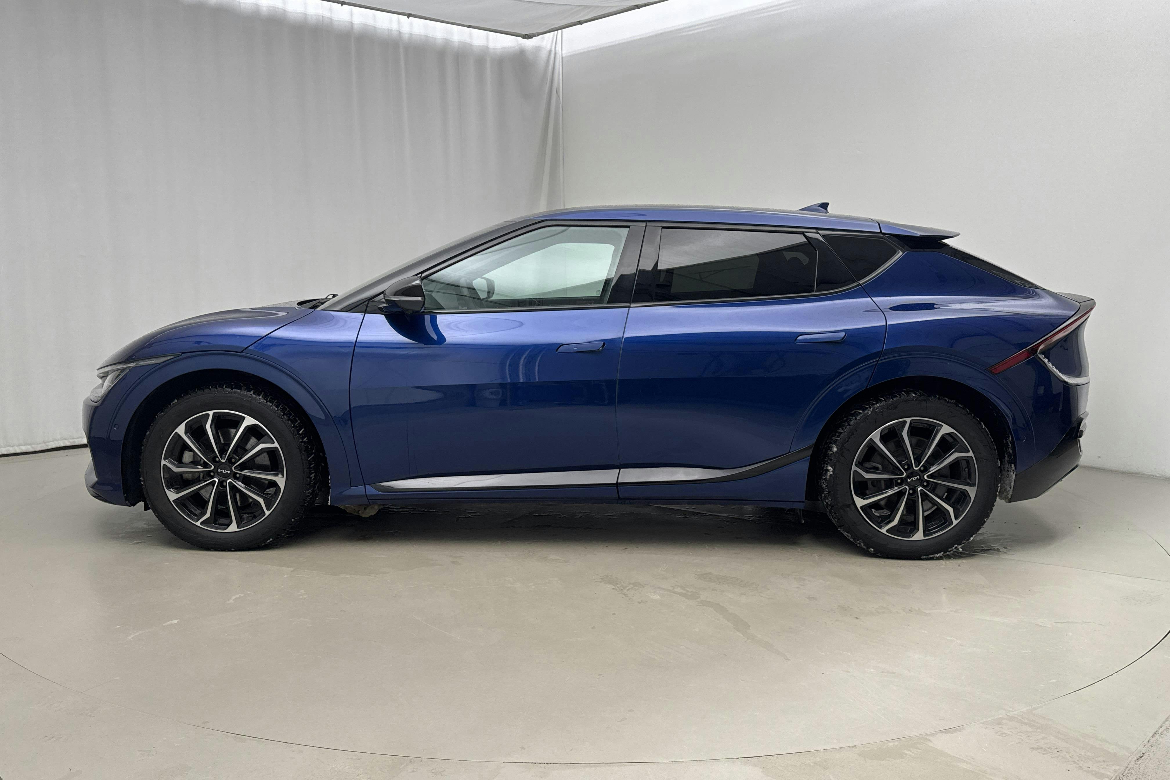 Präsentationsfoto 2 von 17: KIA EV6 AWD (325hk) - 40 540 Kilometer - Verkaufsautomat - Blaue Farbe - 2023