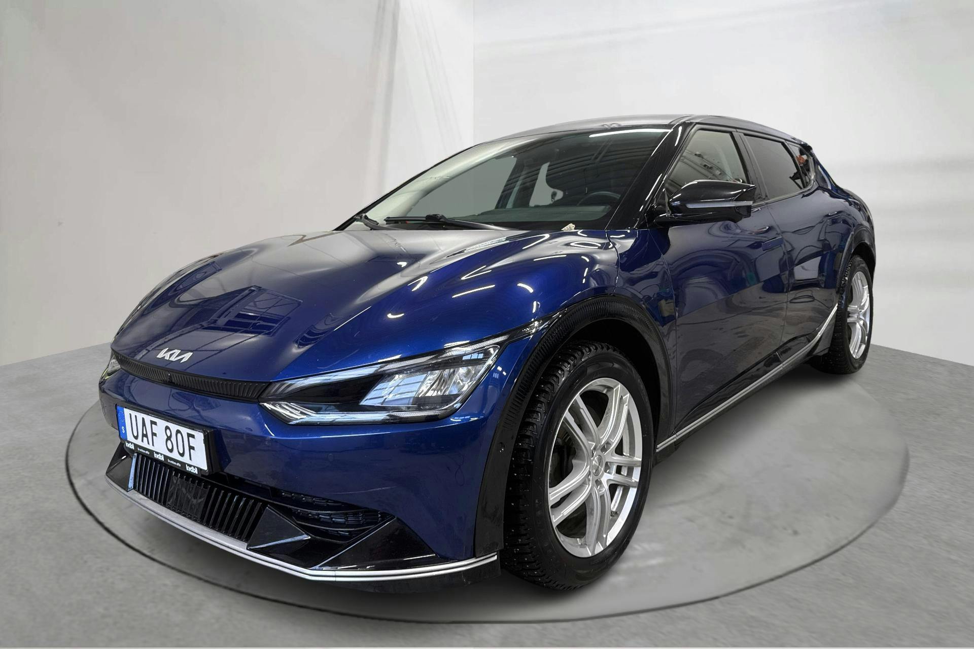 Presentationsfoto 1 av 18: KIA EV6 AWD (325hk) - 8 336 mil - Automat - blå - 2023