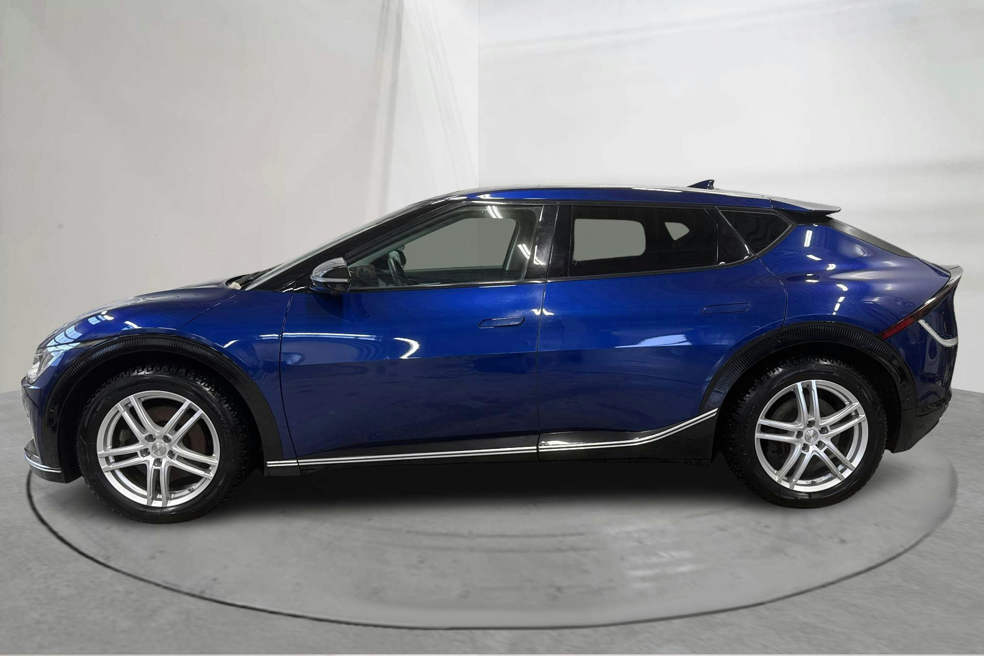 Presentationsfoto 2 av 18: KIA EV6 AWD (325hk) - 8 336 mil - Automat - blå - 2023