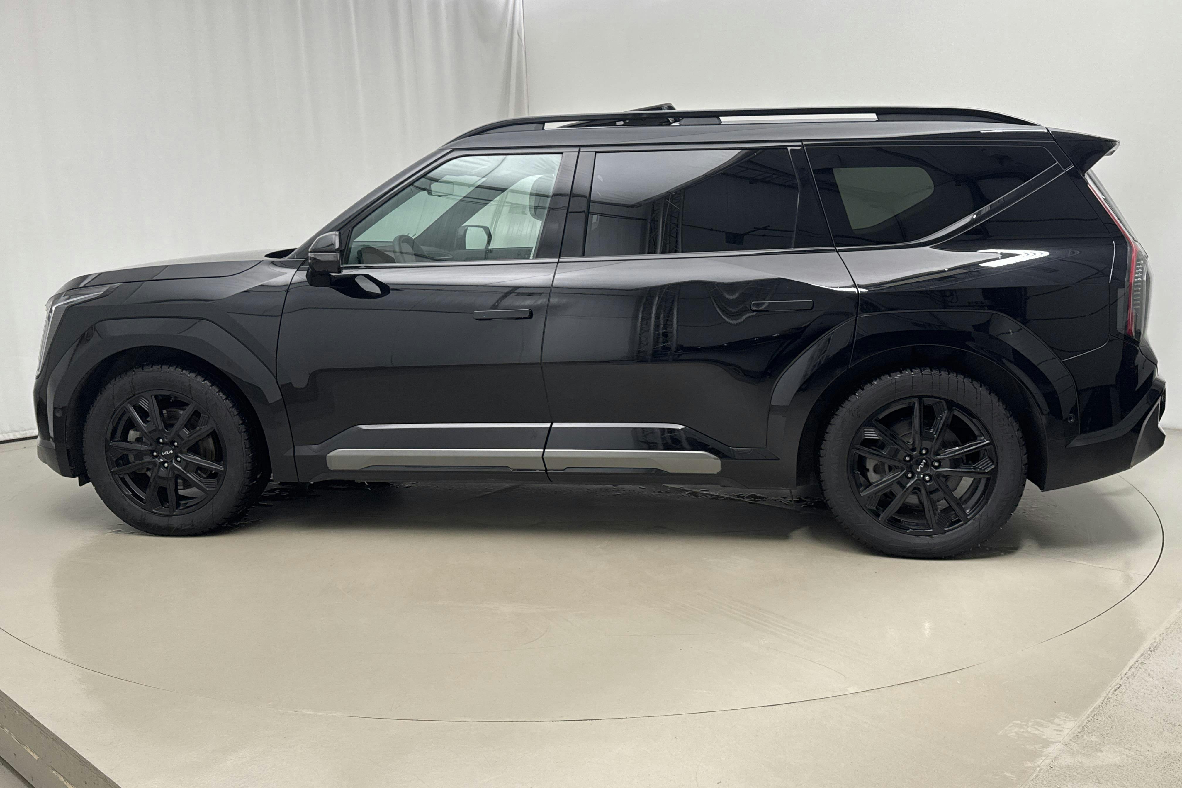 Präsentationsfoto 2 von 28: KIA EV9 AWD (384hk) - 86 090 Kilometer - Verkaufsautomat - Schwarz - 2024