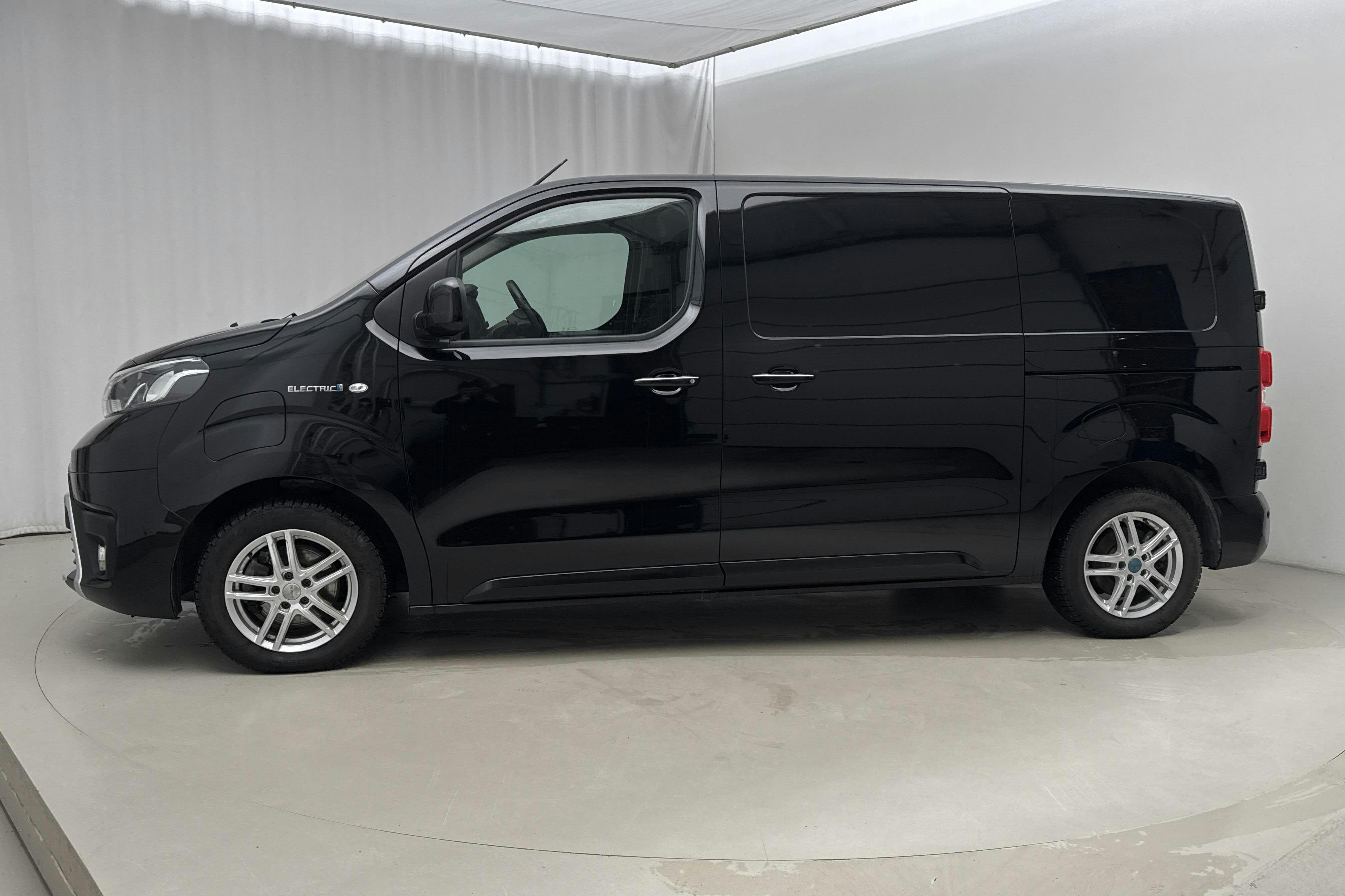 Presentationsfoto 2 av 17: Toyota PROACE Electric 75kWh (136hk) - 3 043 mil - Automat - svart - 2023