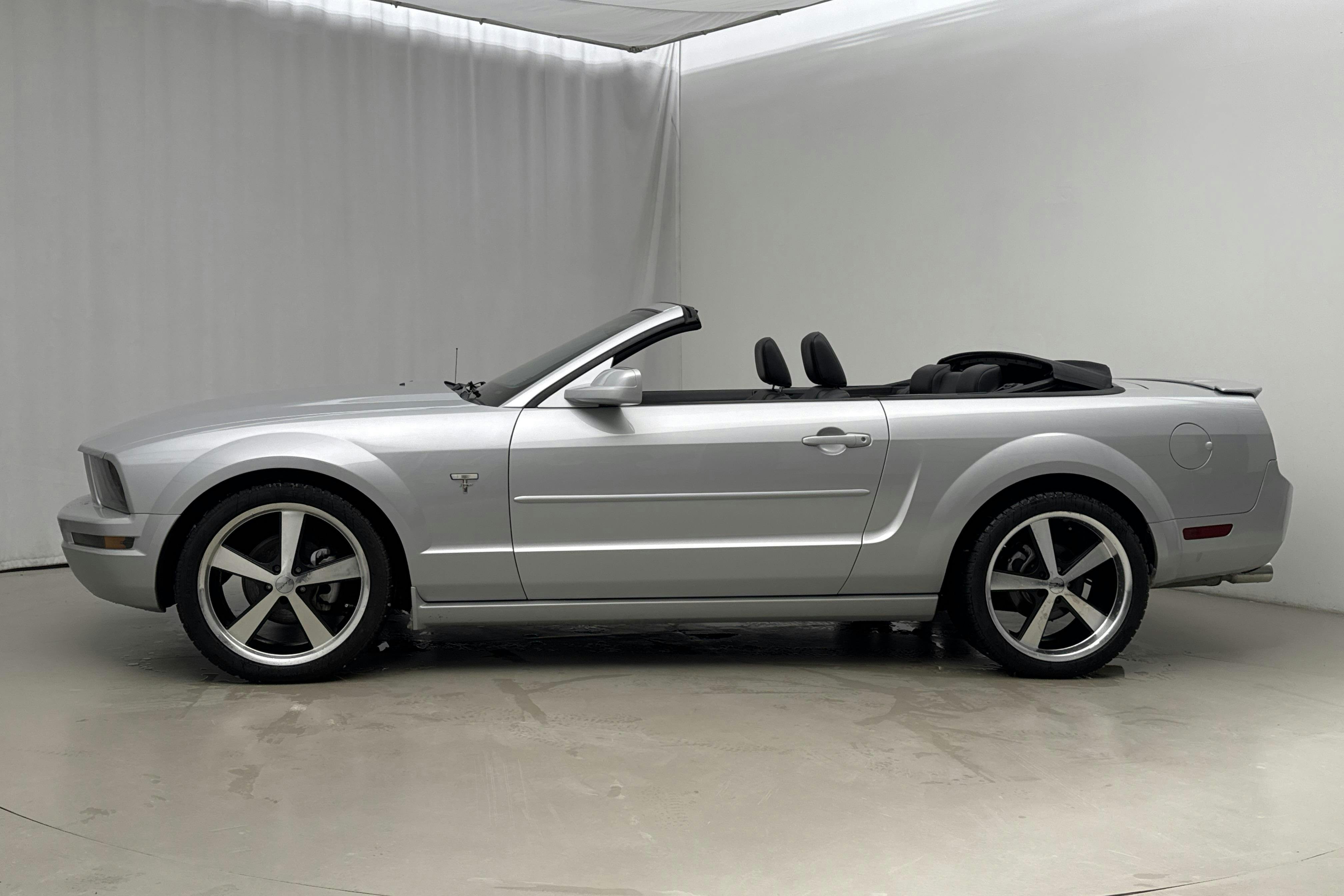 Presentationsfoto 2 av 24: Ford Mustang 4.0 V6 Cabriolet (210hk) - 13 852 mil - Automat - silver - 2007