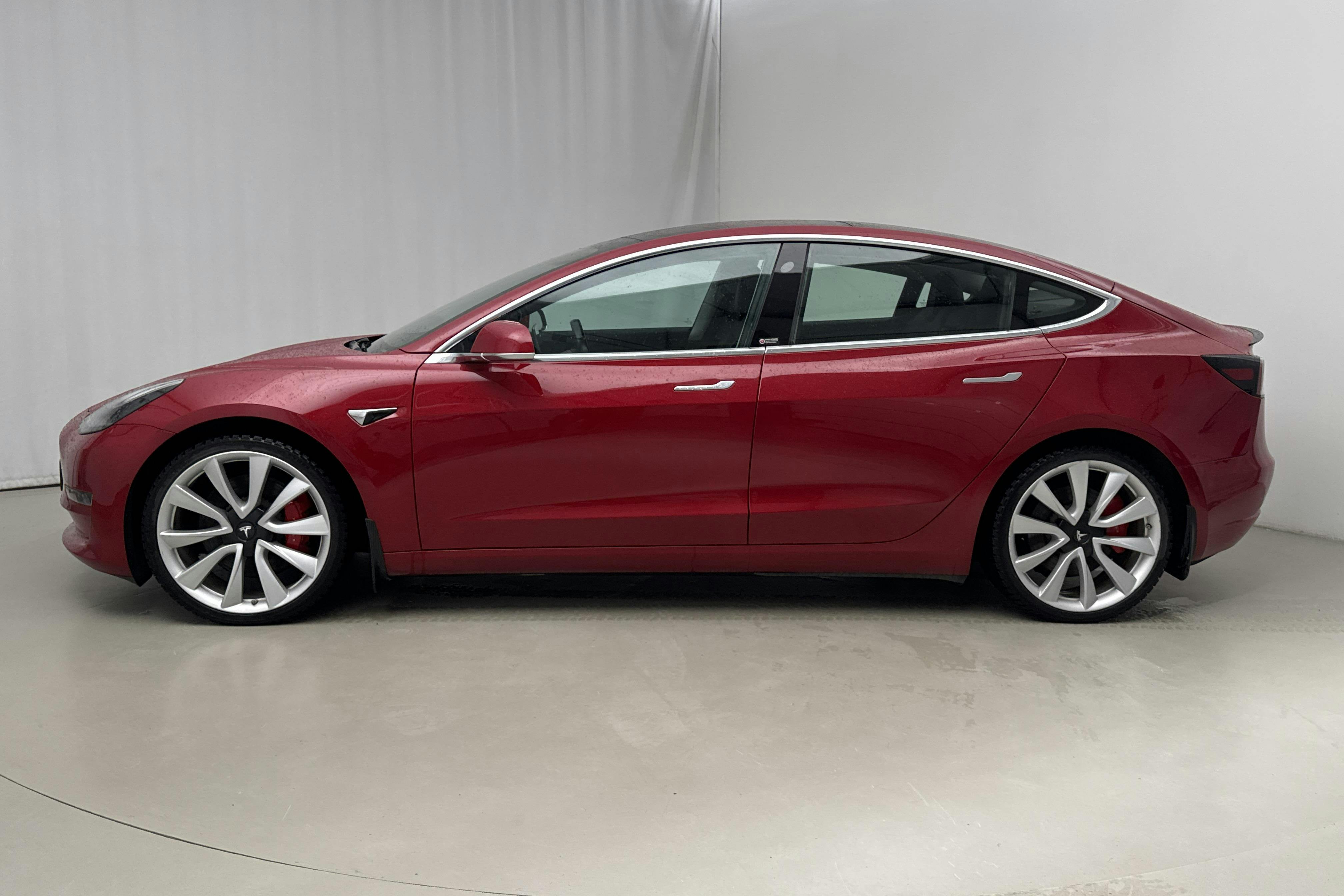 Presentationsfoto 2 av 18: Tesla Model 3 Performance AWD - 12 670 mil - Automat - röd - 2019