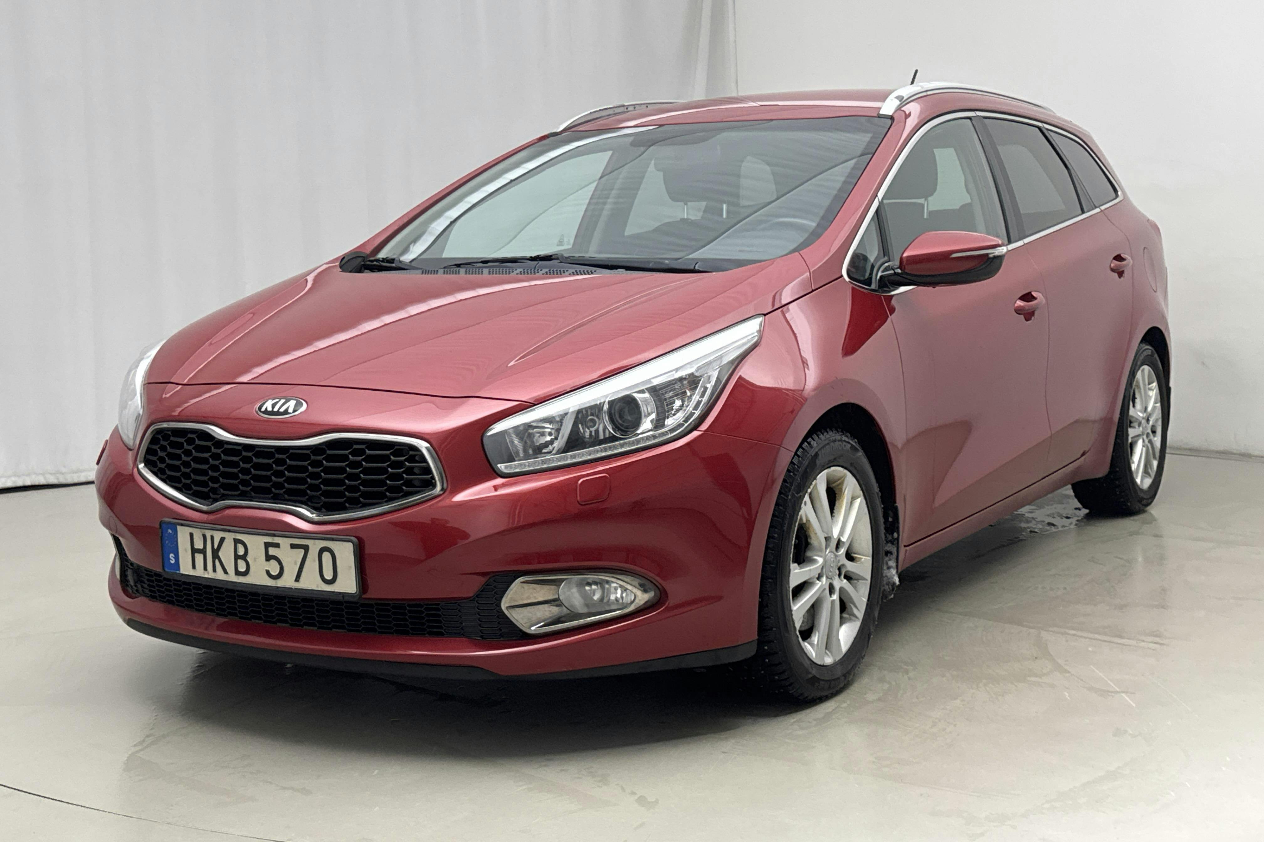 Präsentationsfoto 1 von 16: KIA Cee'd 1.6 CRDi SW (128hk) - 189 360 Kilometer - Handbuch - Rote Farbe - 2014