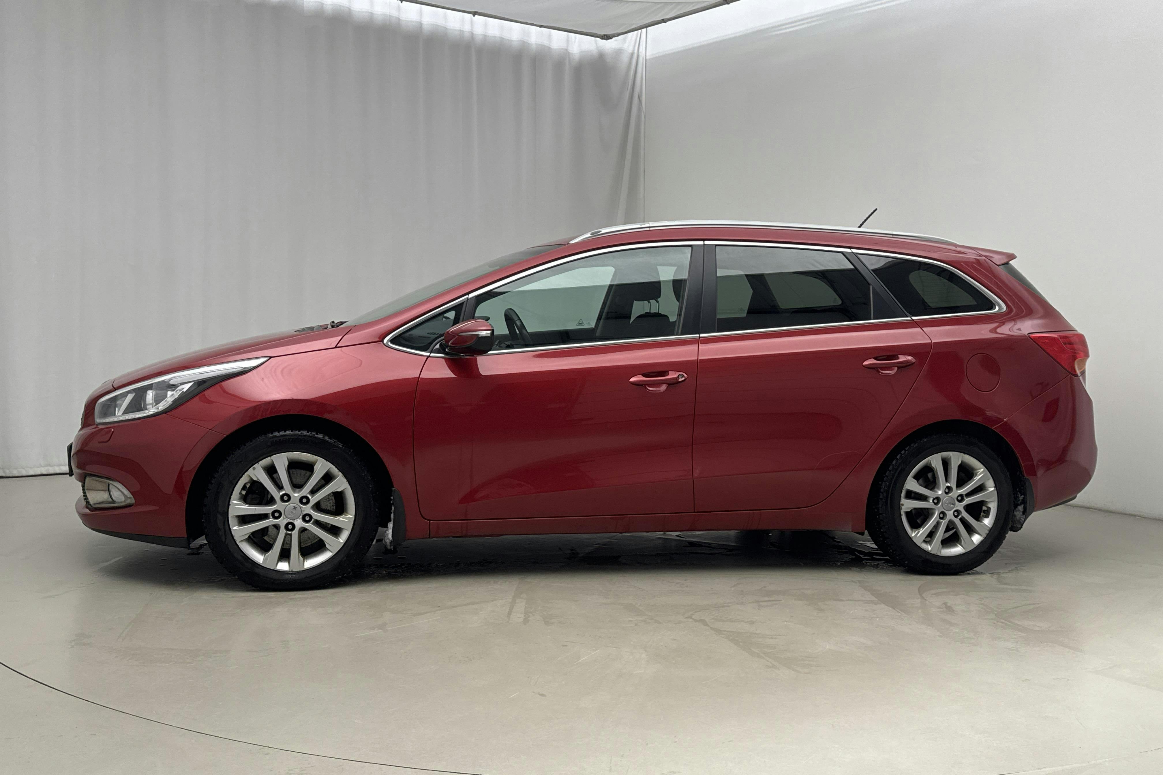 Präsentationsfoto 2 von 16: KIA Cee'd 1.6 CRDi SW (128hk) - 189 360 Kilometer - Handbuch - Rote Farbe - 2014