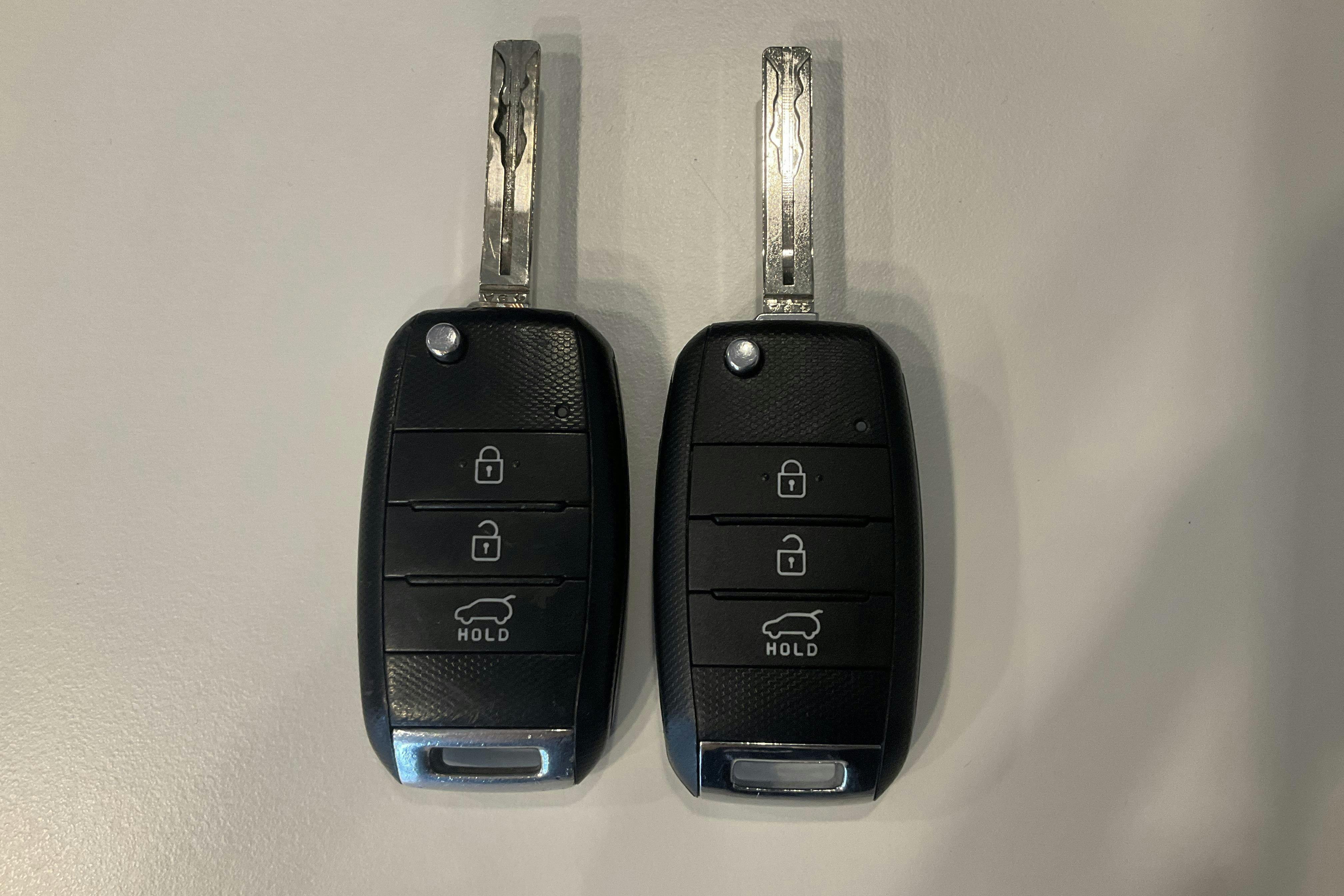 Präsentationsfoto 16 von 16: KIA Cee'd 1.6 CRDi SW (128hk) - 189 360 Kilometer - Handbuch - Rote Farbe - 2014