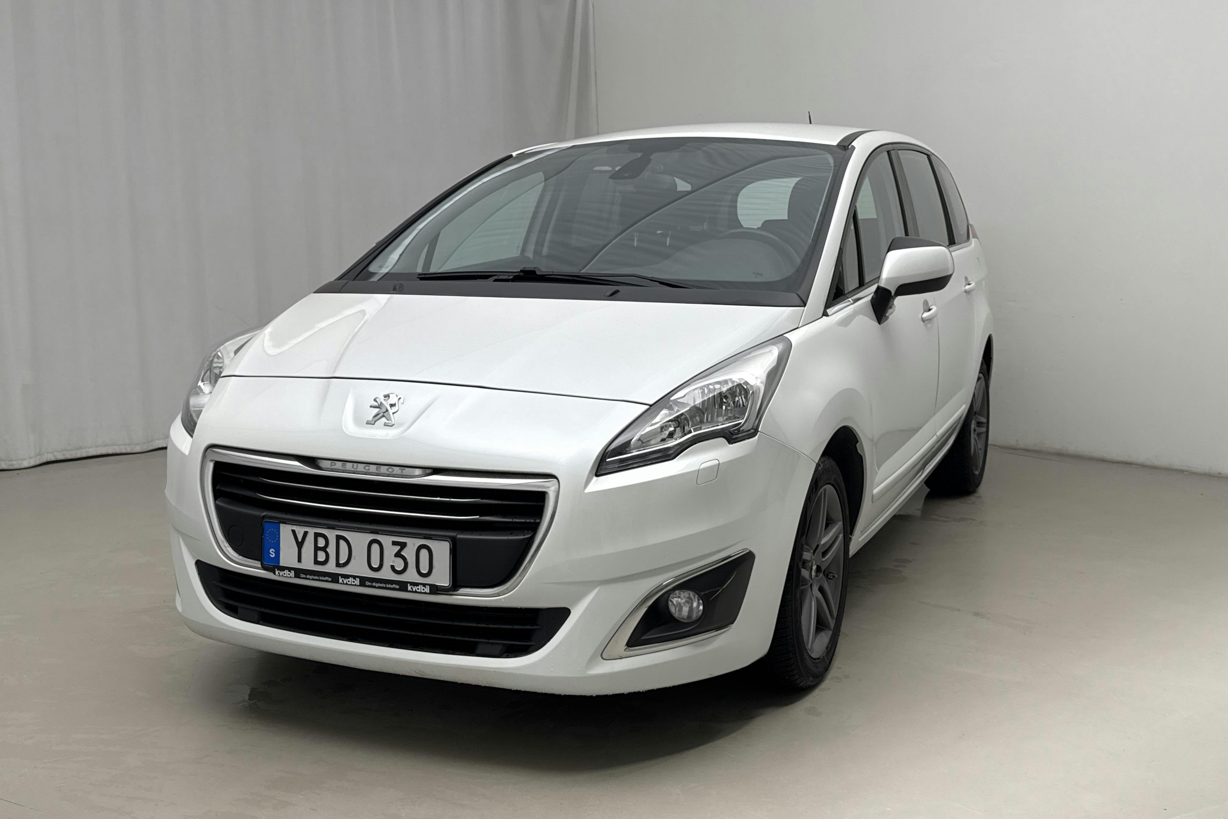 Presentationsfoto 1 av 12: Peugeot 5008 BlueHDi (120hk) - 17 419 mil - Automat - vit - 2016
