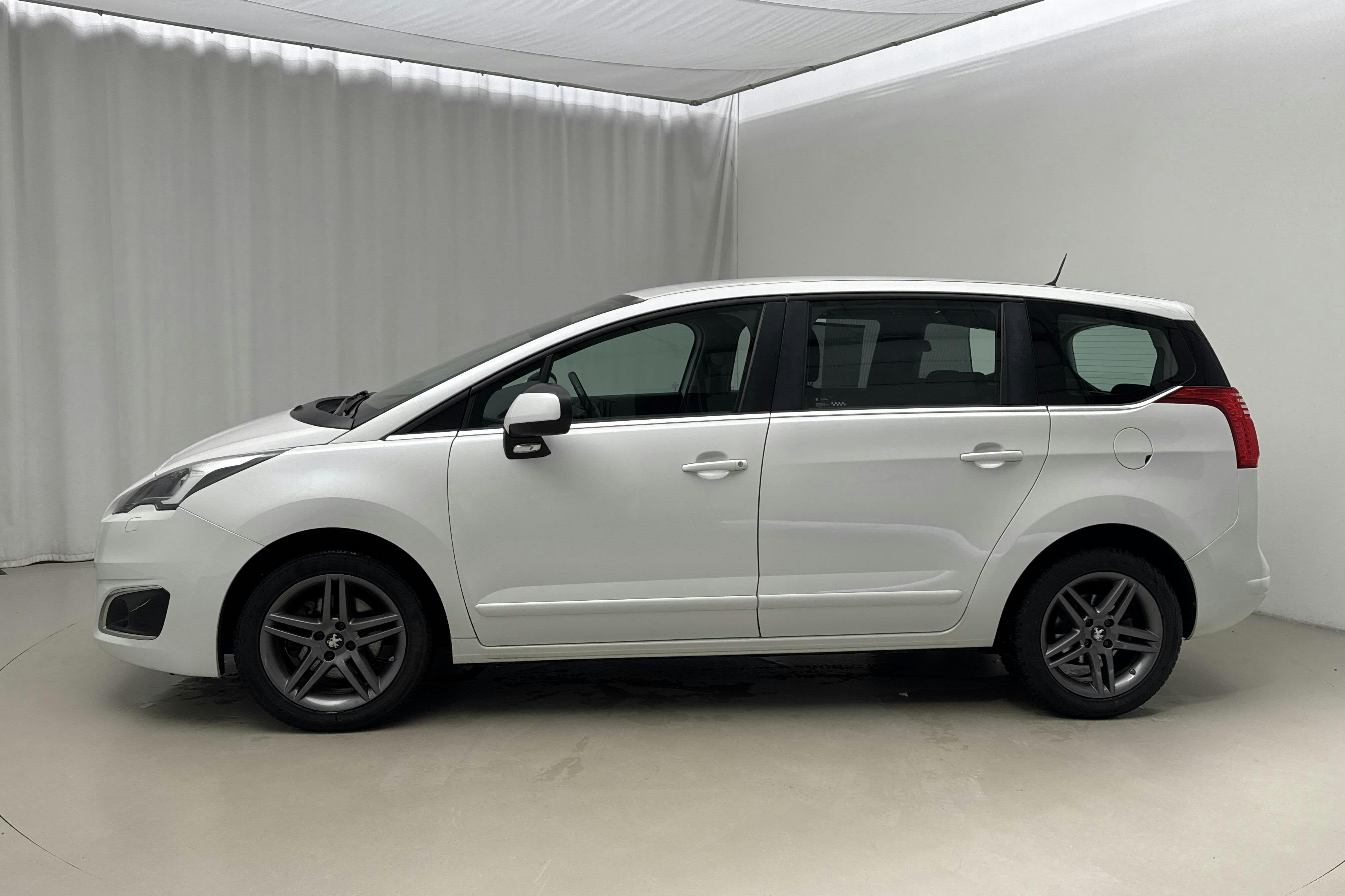 Presentationsfoto 2 av 12: Peugeot 5008 BlueHDi (120hk) - 17 419 mil - Automat - vit - 2016